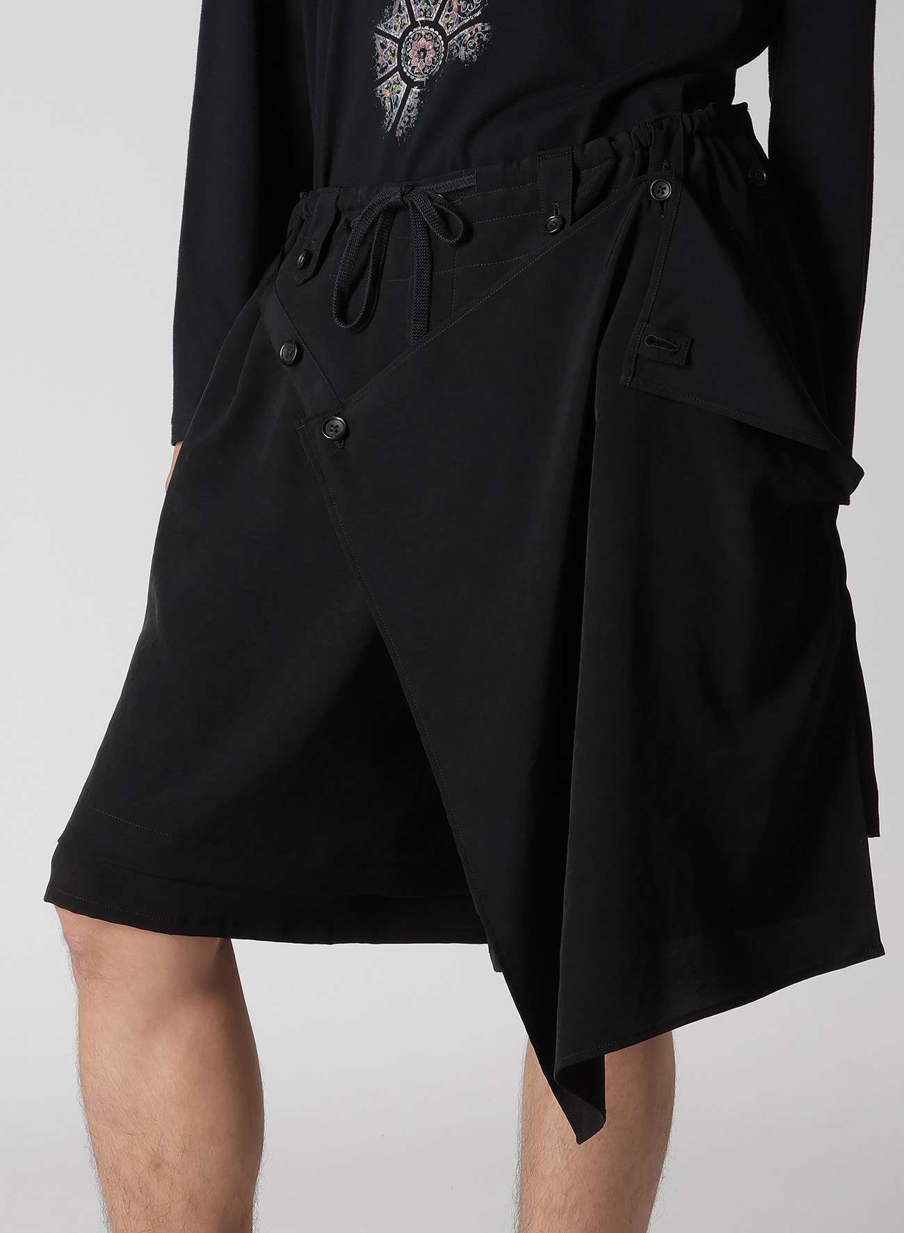 TA TUXEDO DRAPE PANEL ATTACHED SHORT PANTS