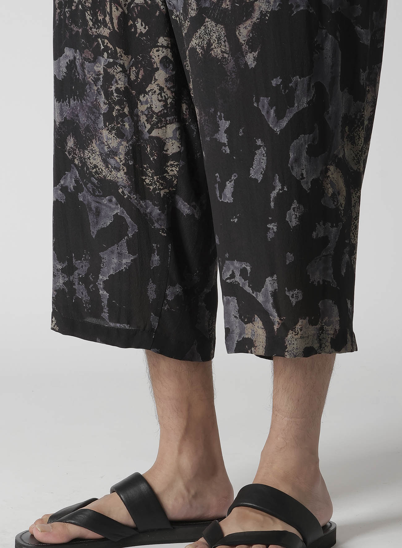BAROQUE PATTERN HALF PANTS