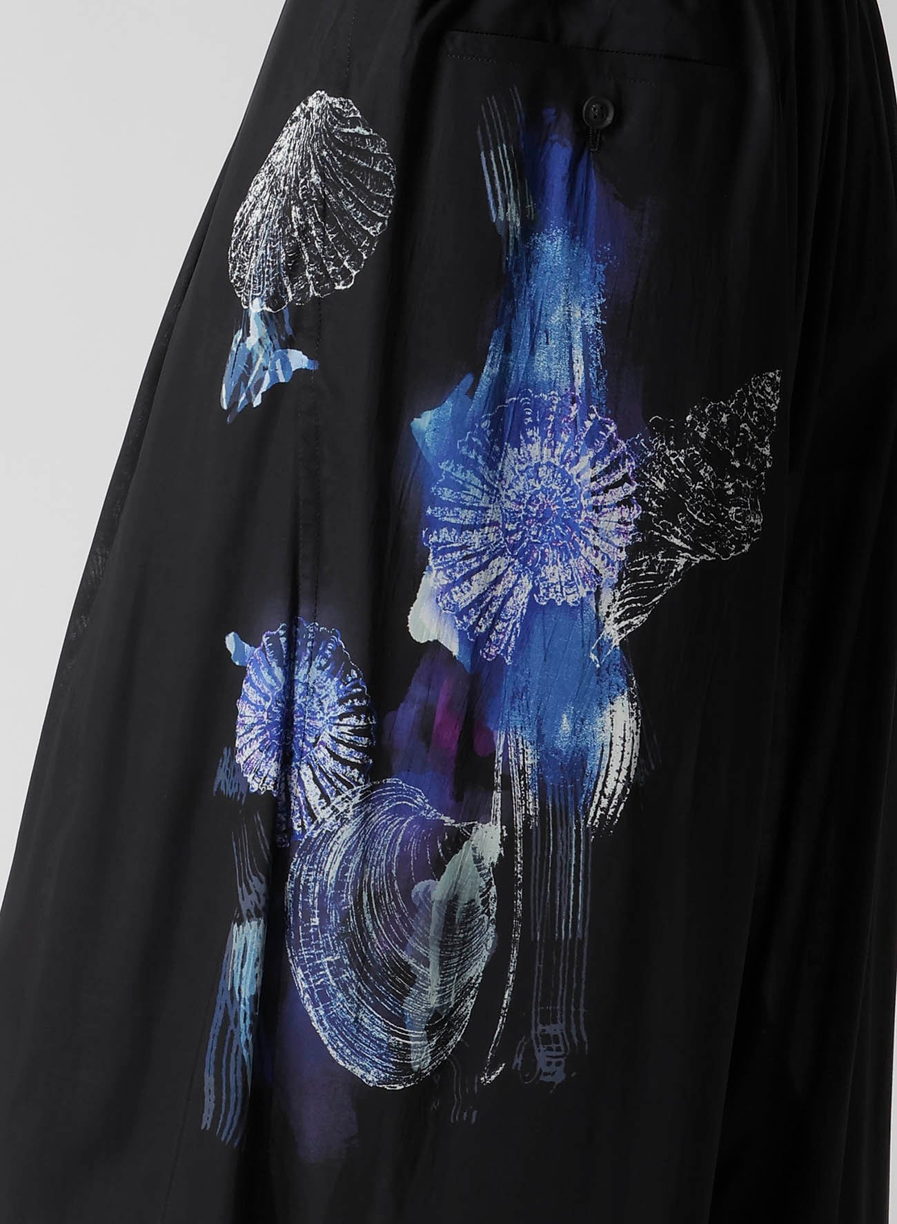 SEA PRINTED BACK SIDE CUT OFF PANTS