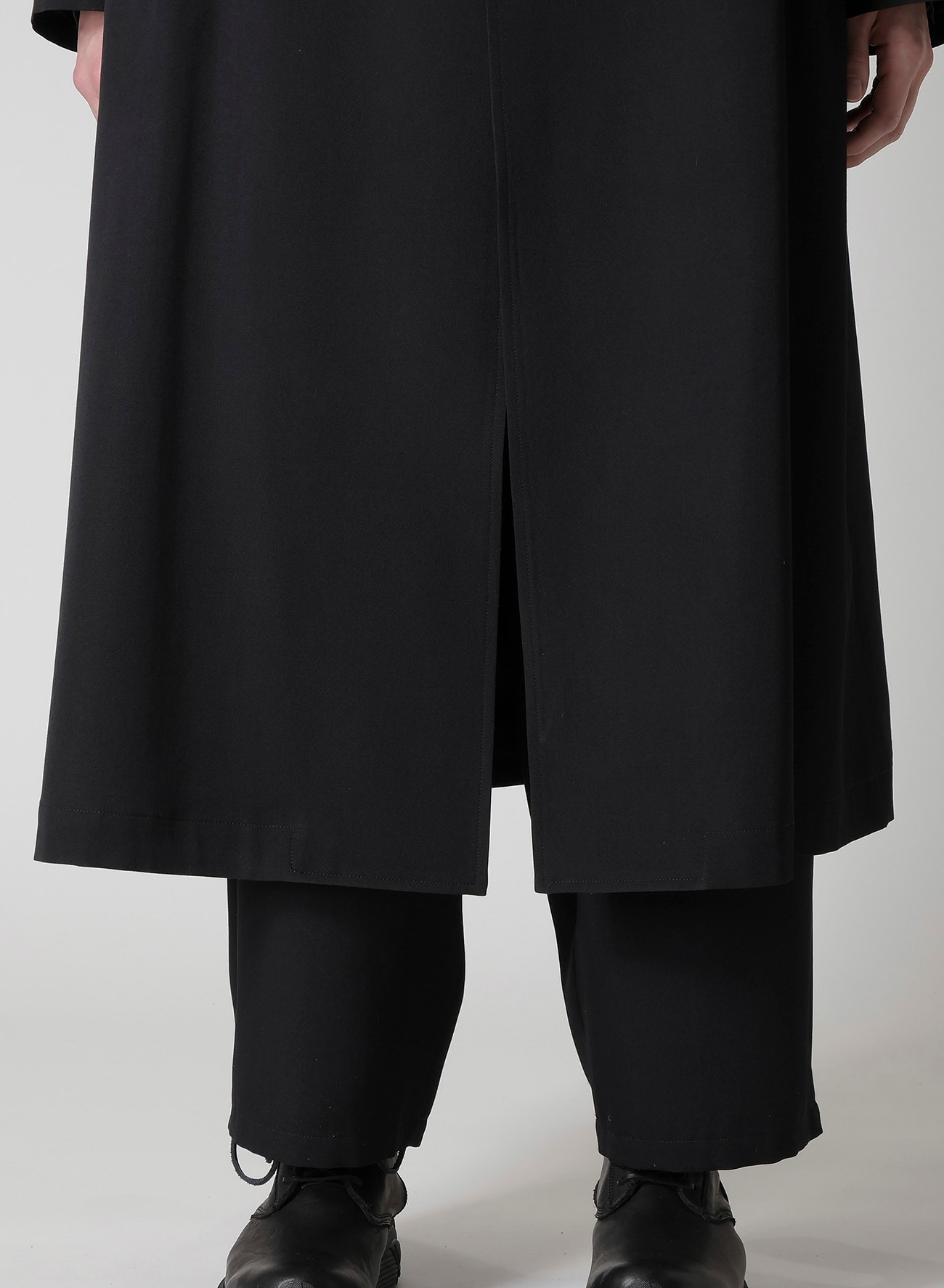 WOOL GABARDINE DESIGNED SLEEVE COAT