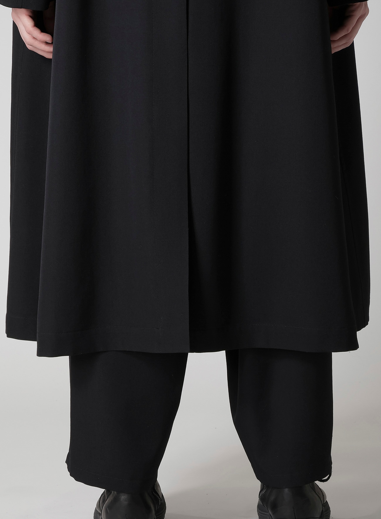 WOOL GABARDINE DESIGNED SLEEVE COAT