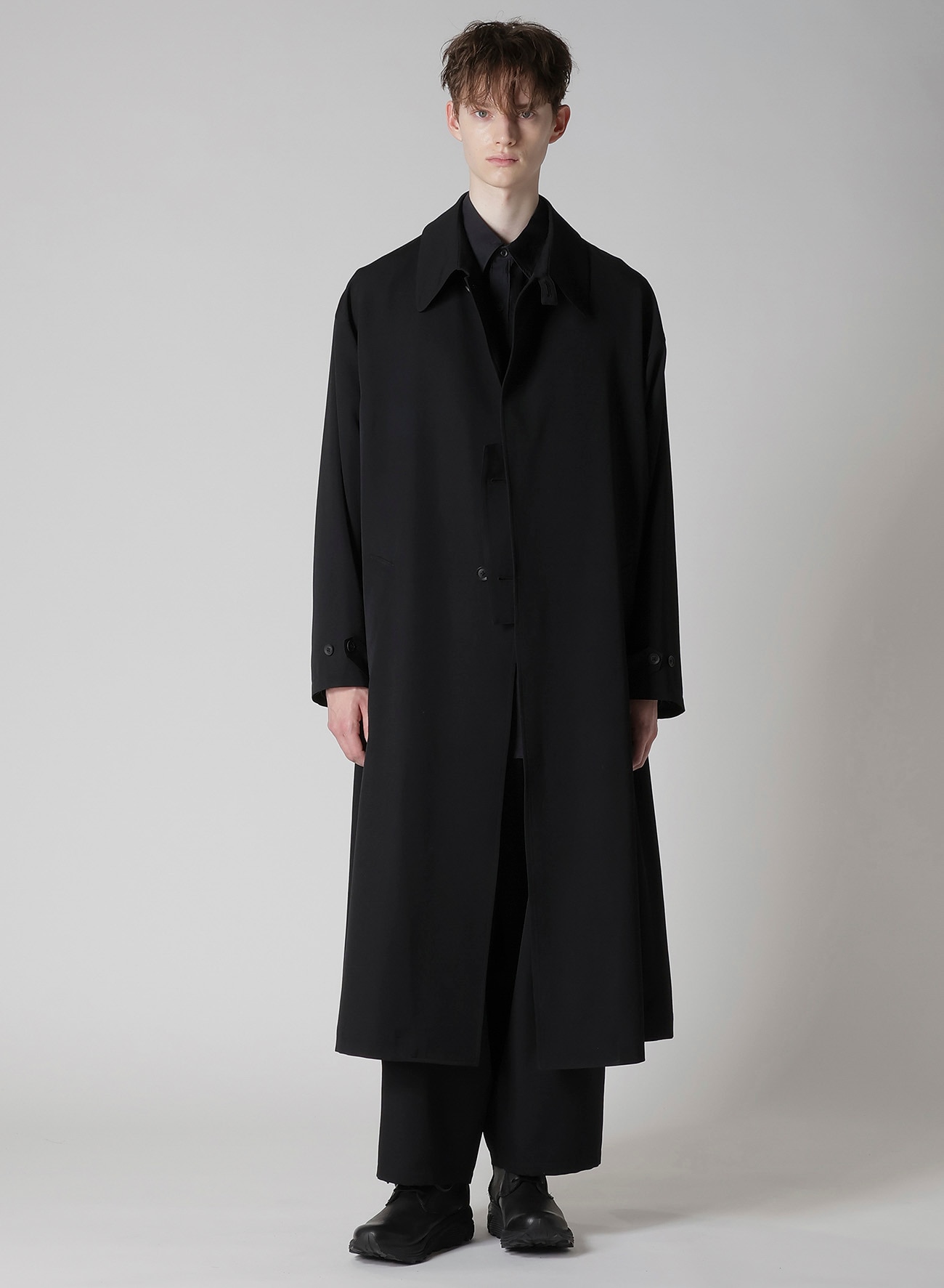 WOOL GABARDINE DESIGNED SLEEVE COAT