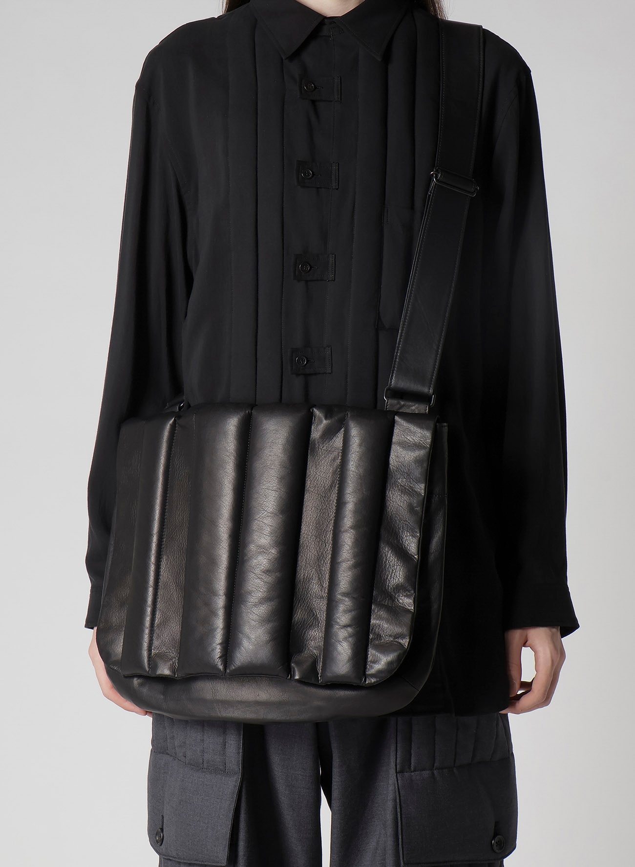 GARMENT LEATHER PADDED SHOULDER BAG