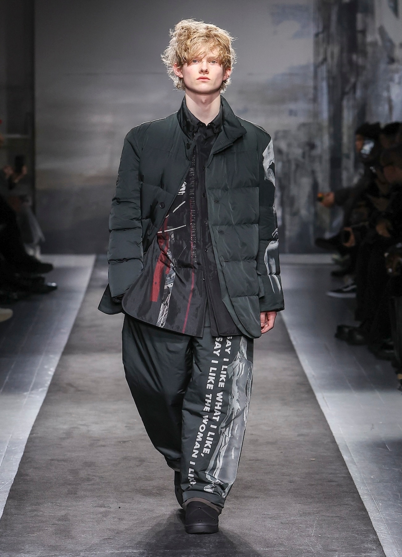 BACK PRINTED HORIZONTAL PADDED STAND JACKET
