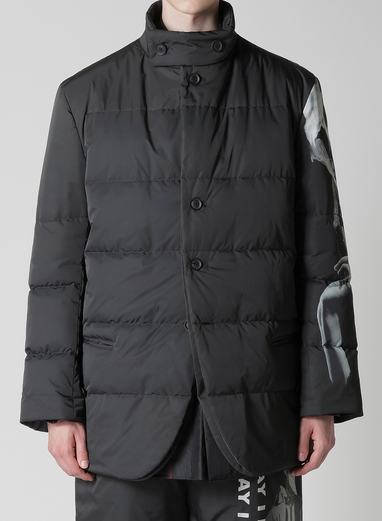 BACK PRINTED HORIZONTAL PADDED STAND JACKET