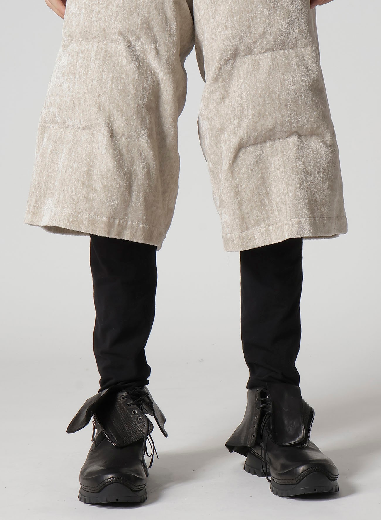 RAW LINEN VELVET PADDED SHORT PANTS