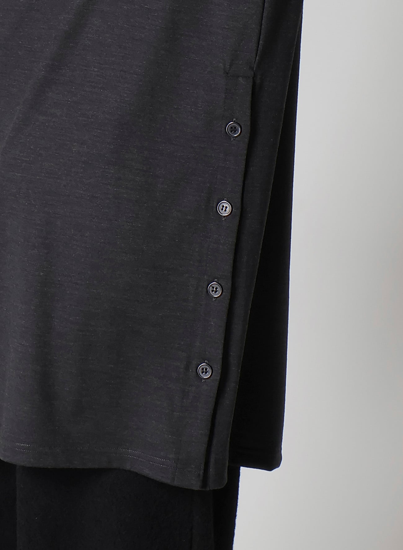 WOOL SINGLE JERSEY SIDE SLIT BUTTON DETAIL T