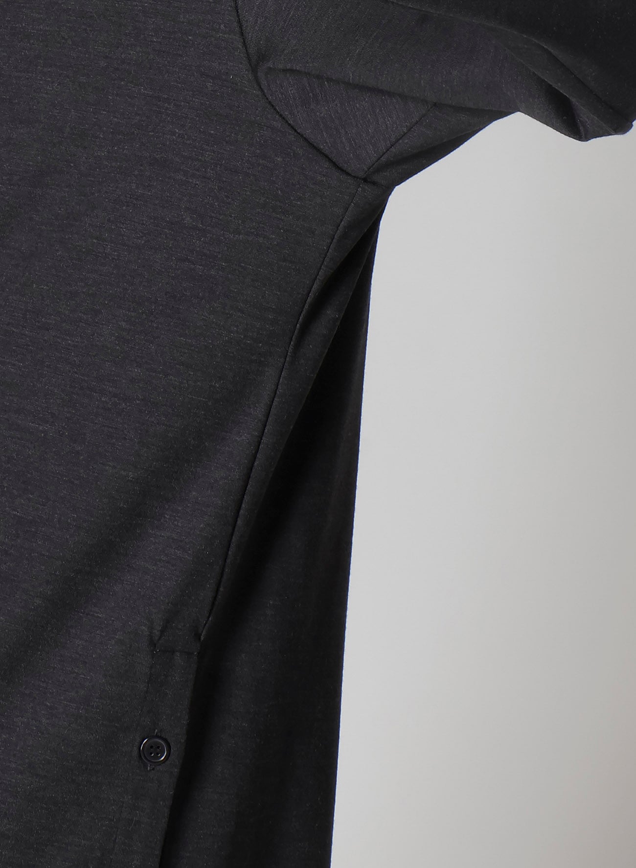 WOOL SINGLE JERSEY SIDE SLIT BUTTON DETAIL T
