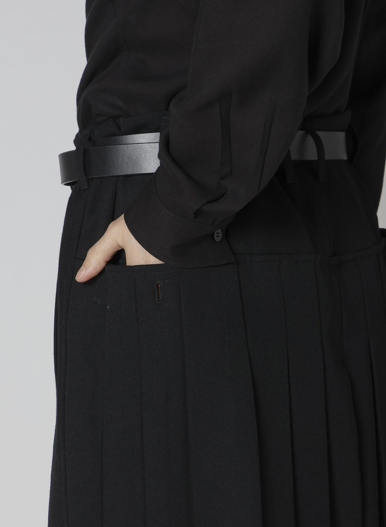 ARMY GABARDINE PLEATS SKIRT PANTS