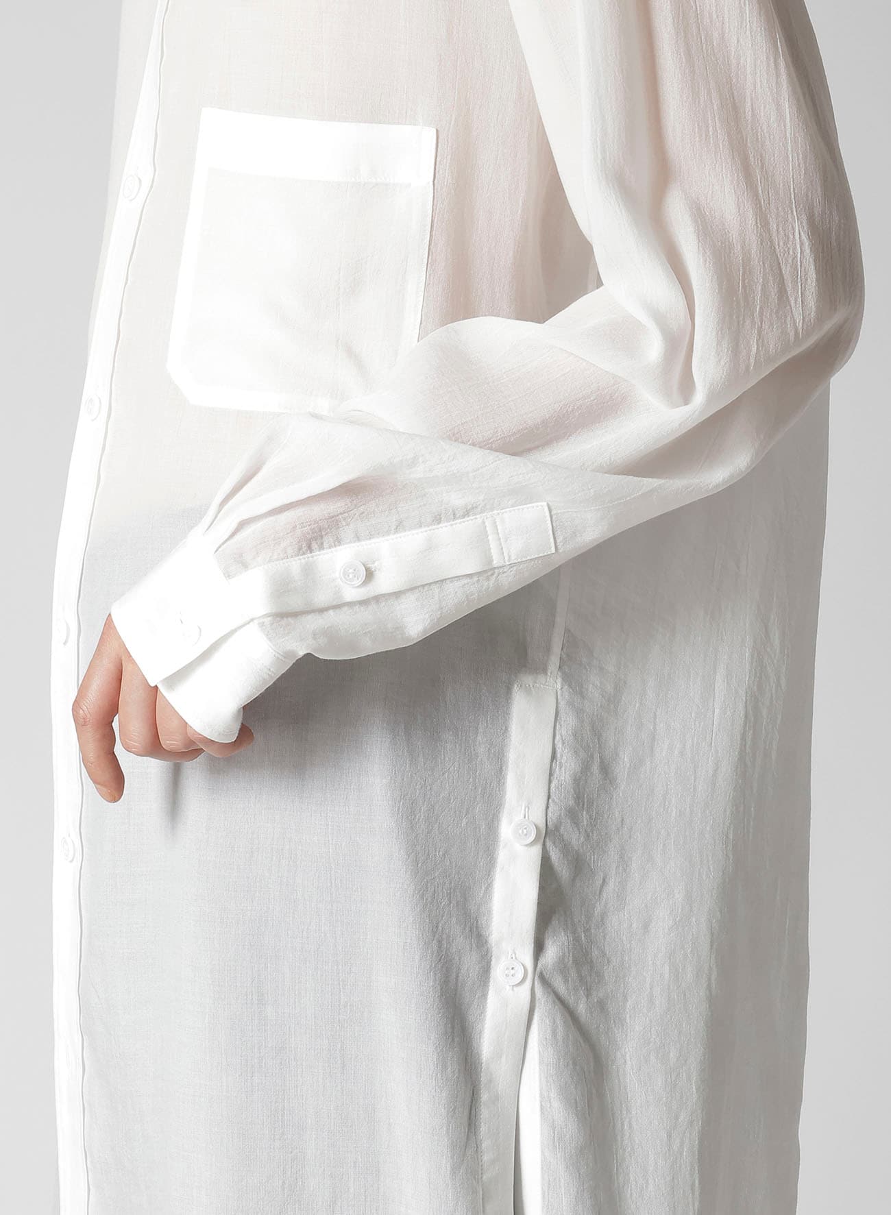 【1/11 10:00 Release】60 CELLULOSE LOAN BACK PANELED SLIT BLOUSE