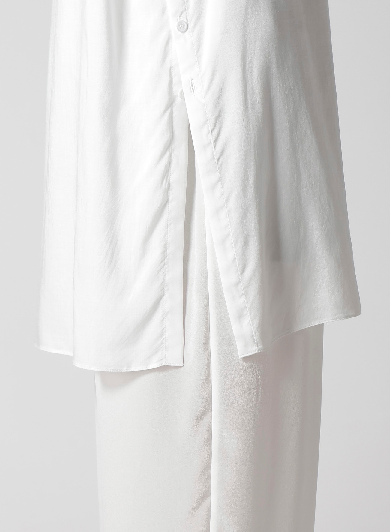 【1/11 10:00 Release】WHITE 80 MODAL LAWN BACK PANELED SLIT BLOUSE