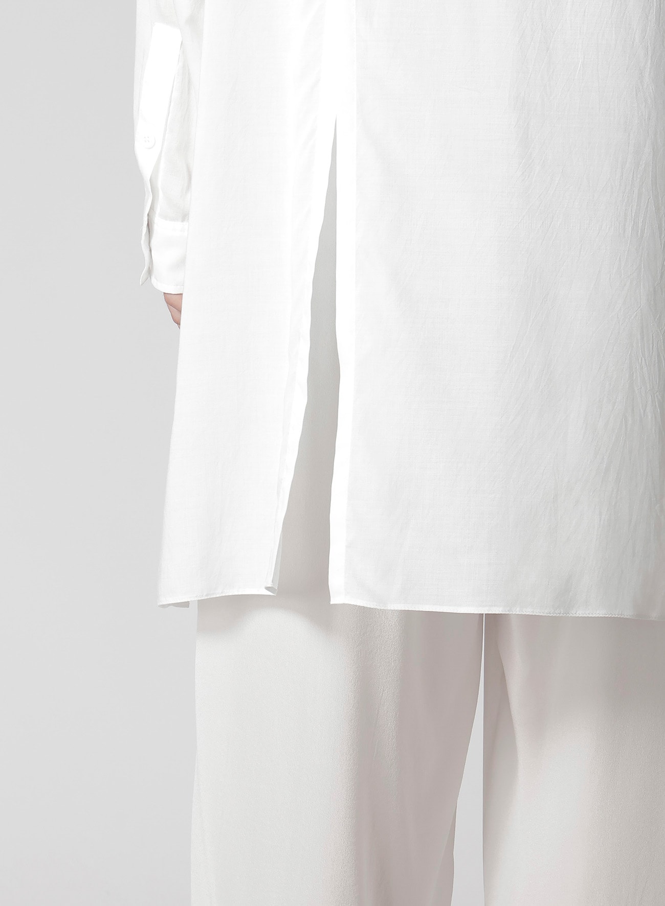 【1/11 10:00 Release】WHITE 80 MODAL LAWN BACK PANELED SLIT BLOUSE