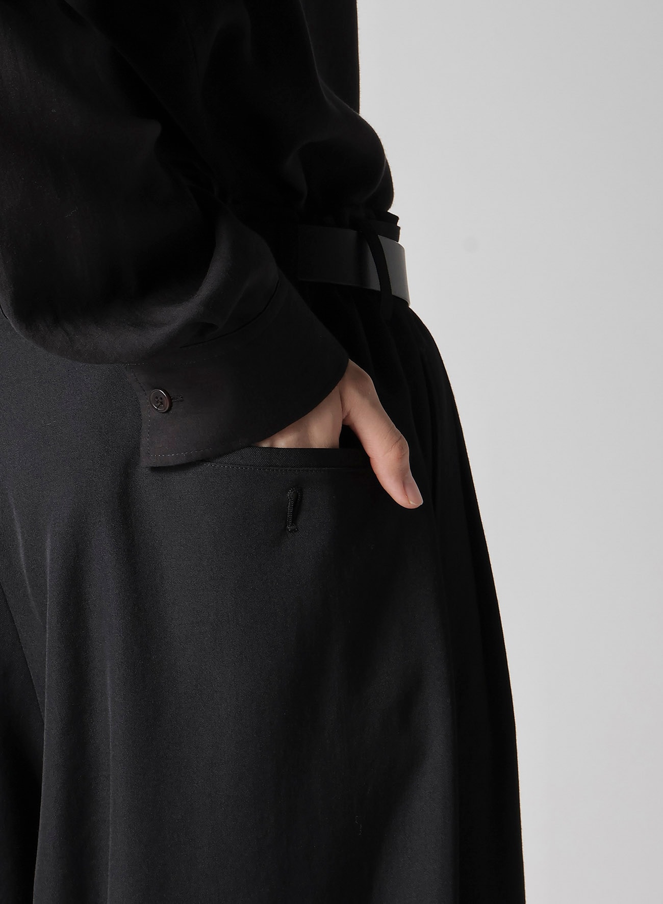 【1/11 10:00 Release】WOOL GABARDINE TAB DETAIL WIDE PANTS