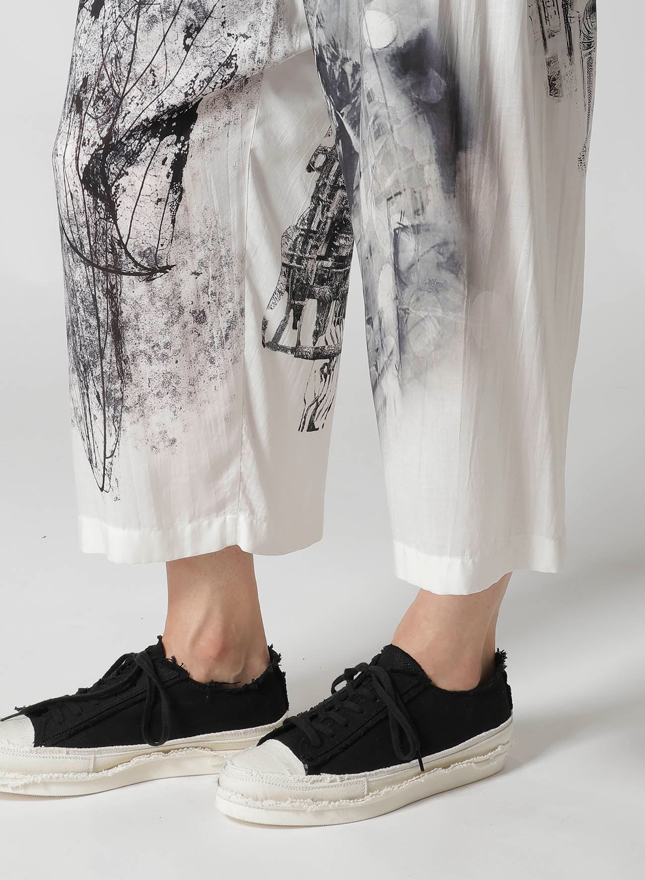 GATHER DETAIL PRINT PANTS