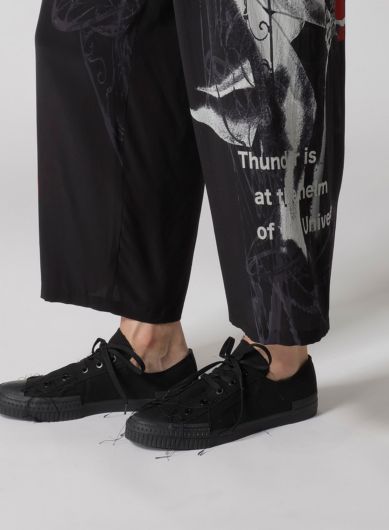 【1/11 10:00 Release】UNIVERSE MESSAGE PRINT PANTS