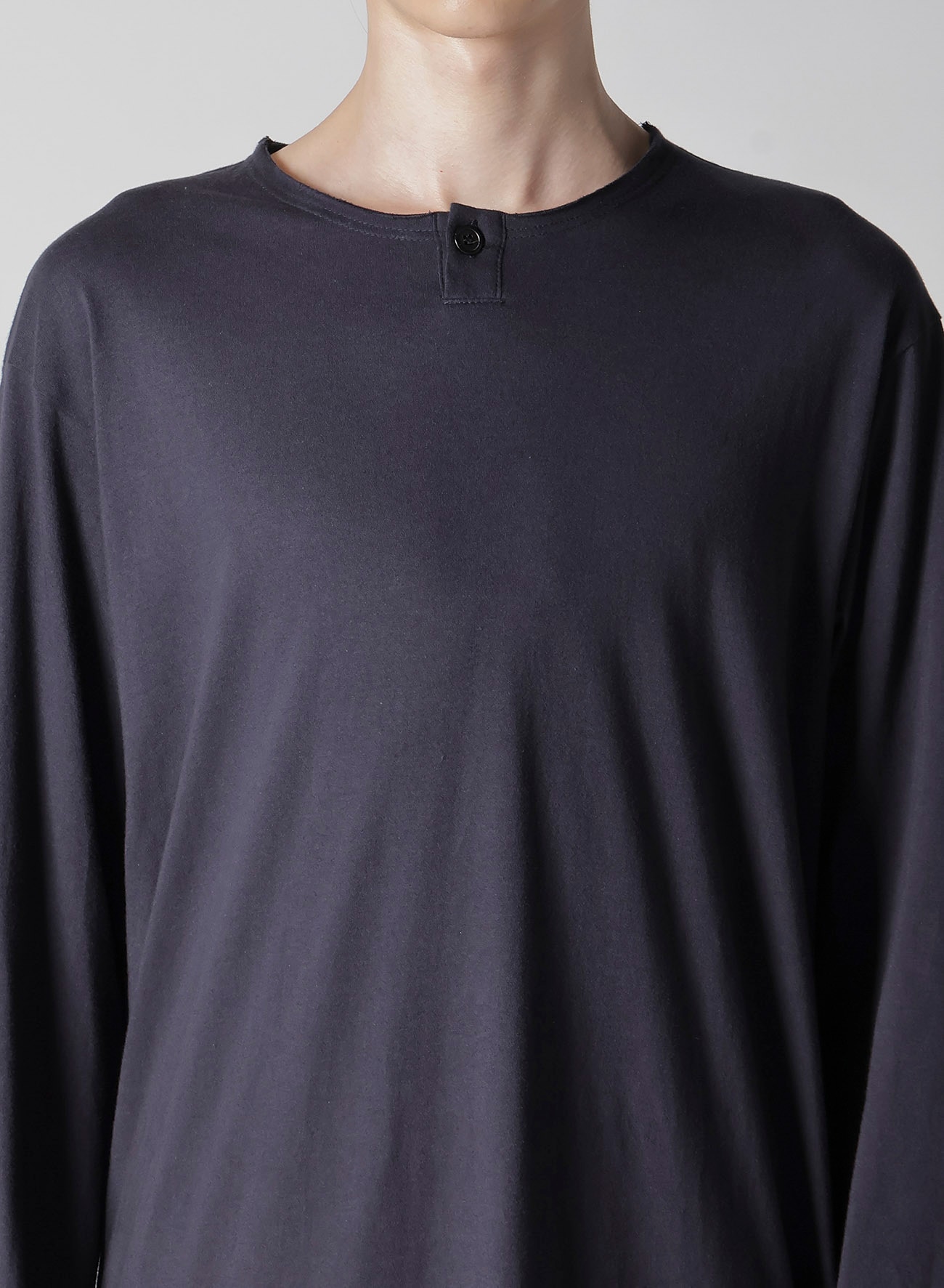 COMBED SINGLE JERSEY SINGLE BUTTON HENRY NECK LS T