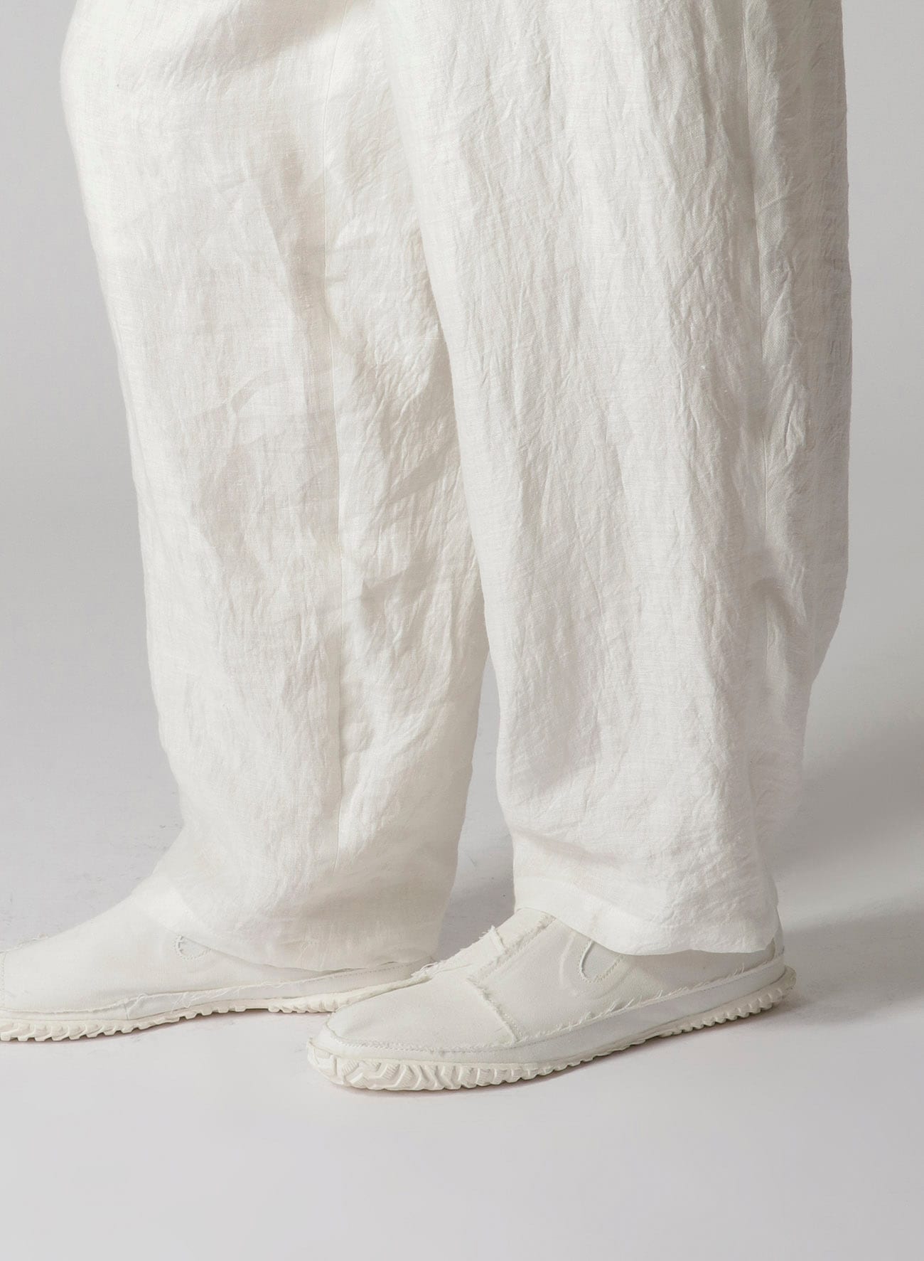 WHITE 60KADHI・FLAX U-WHITE SIDE SEAM TUCK PANTS(S White): Yohji