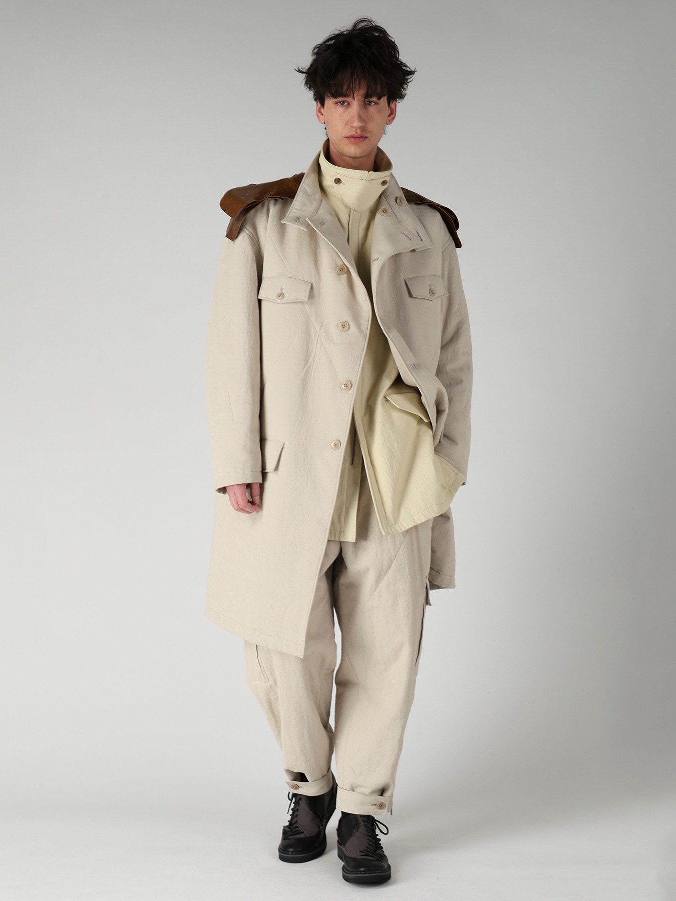 C M WHITE PIGMENT PADDED STAND COLLAR JACKET