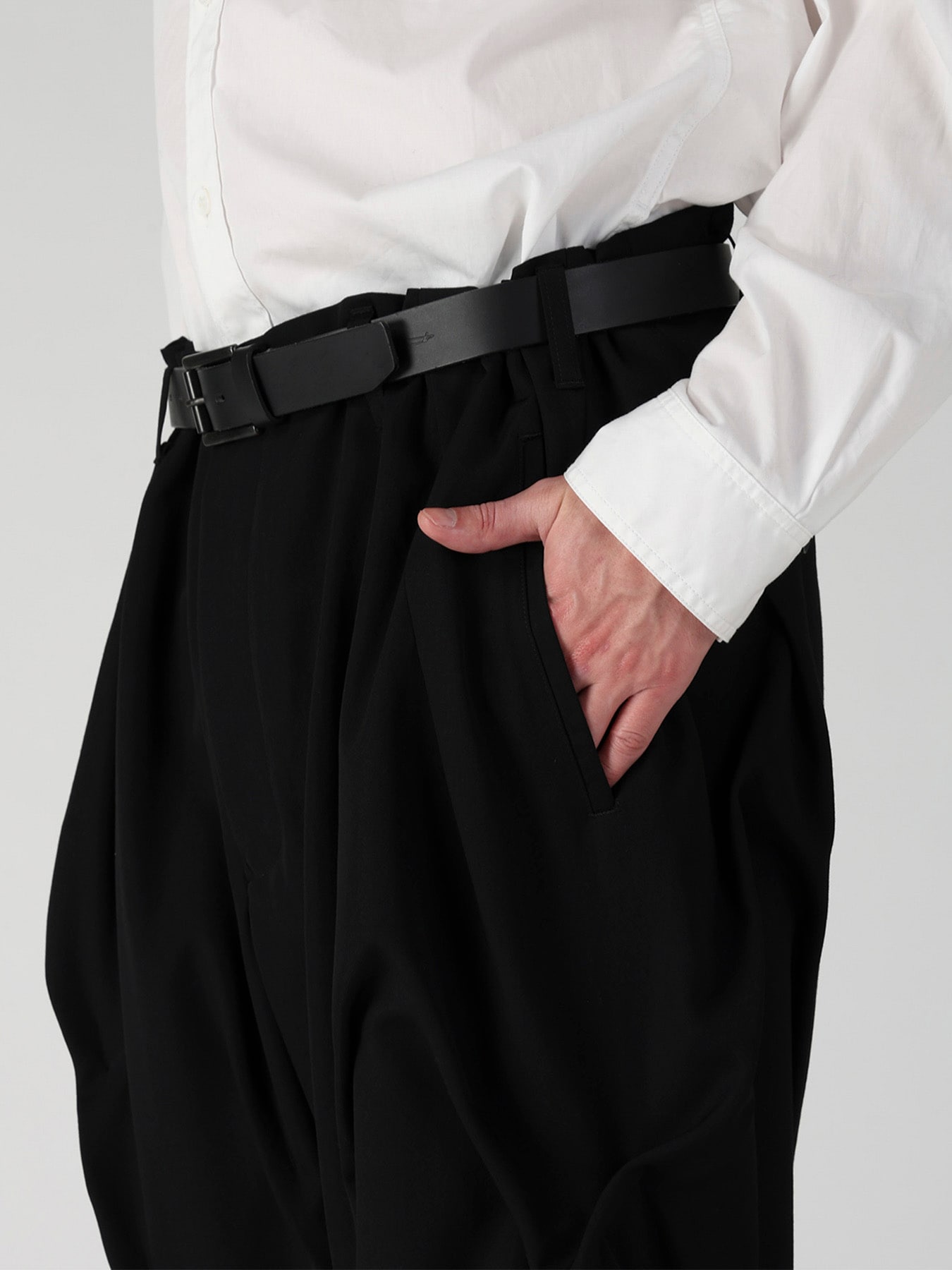 WOOL GABARDINE RANDOM TUCK PANTS