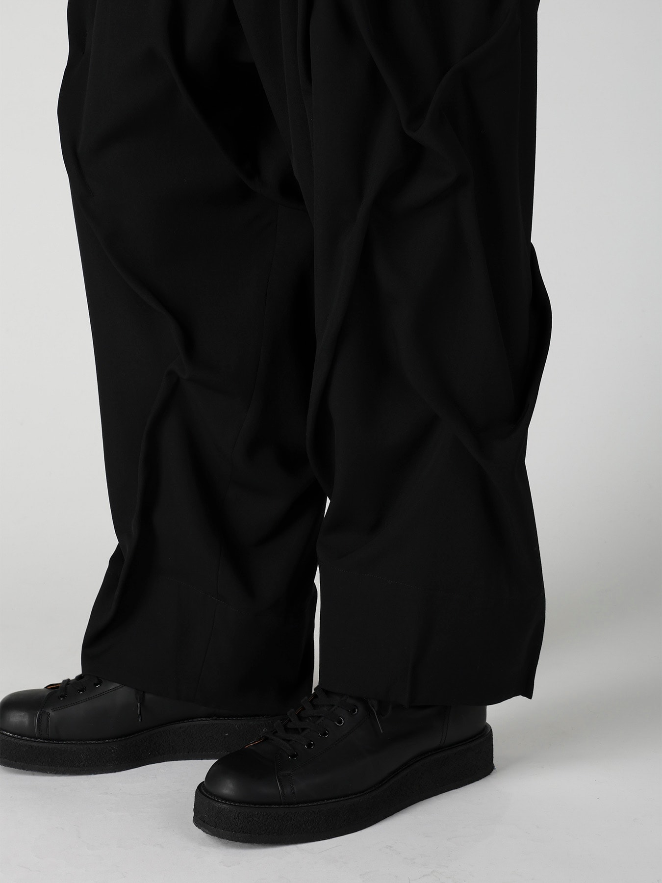 WOOL GABARDINE RANDOM TUCK PANTS