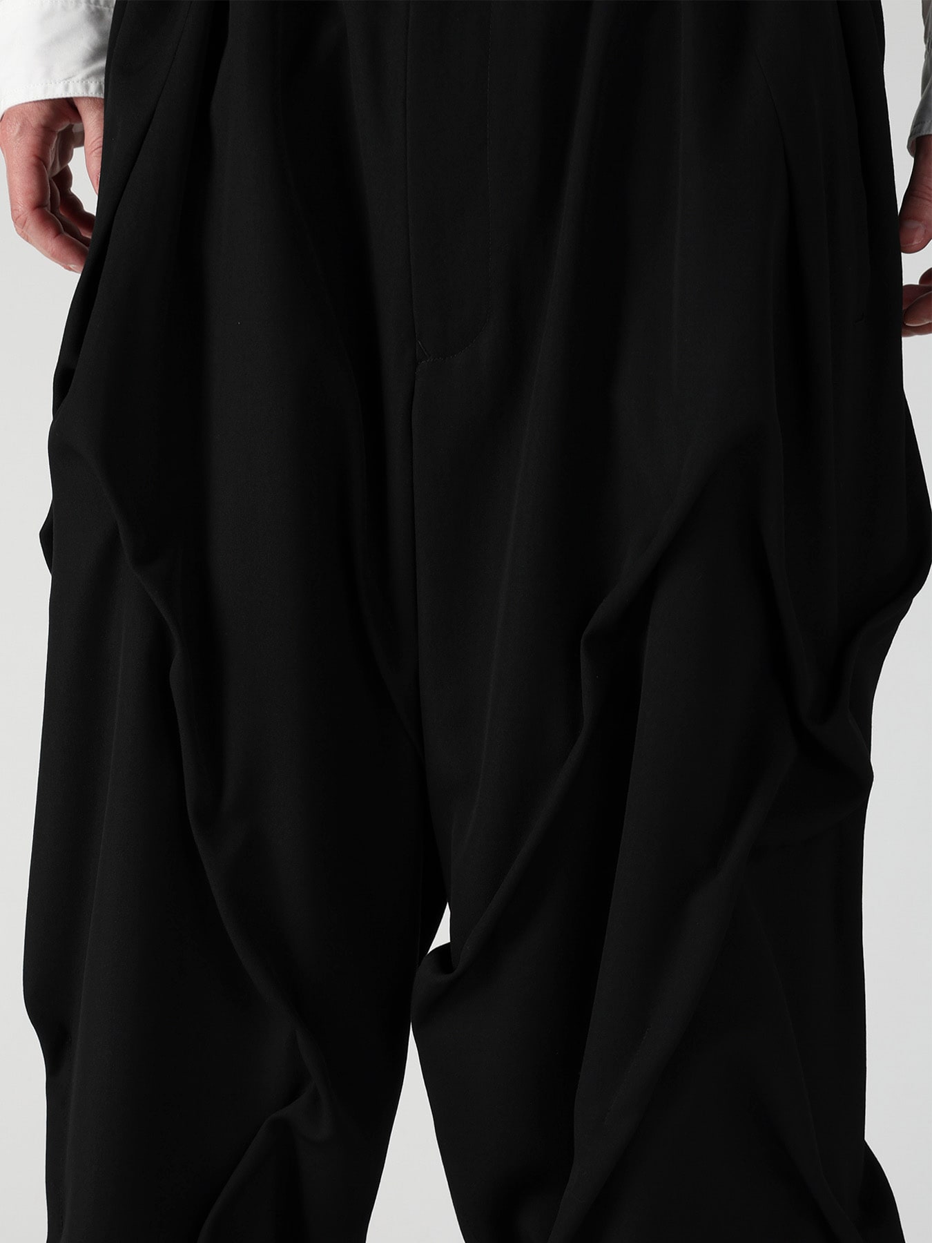 WOOL GABARDINE RANDOM TUCK PANTS