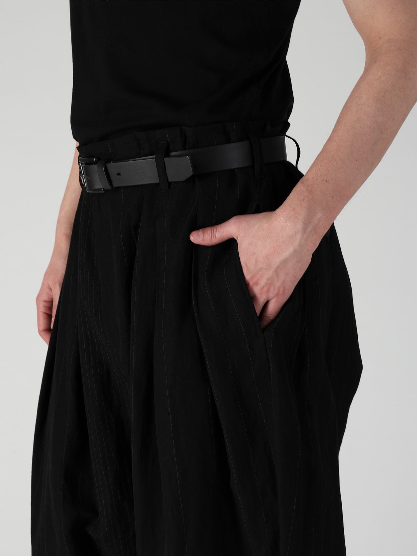 RANDOM STRIPE HEM TAB WIDE TUCK PANTS