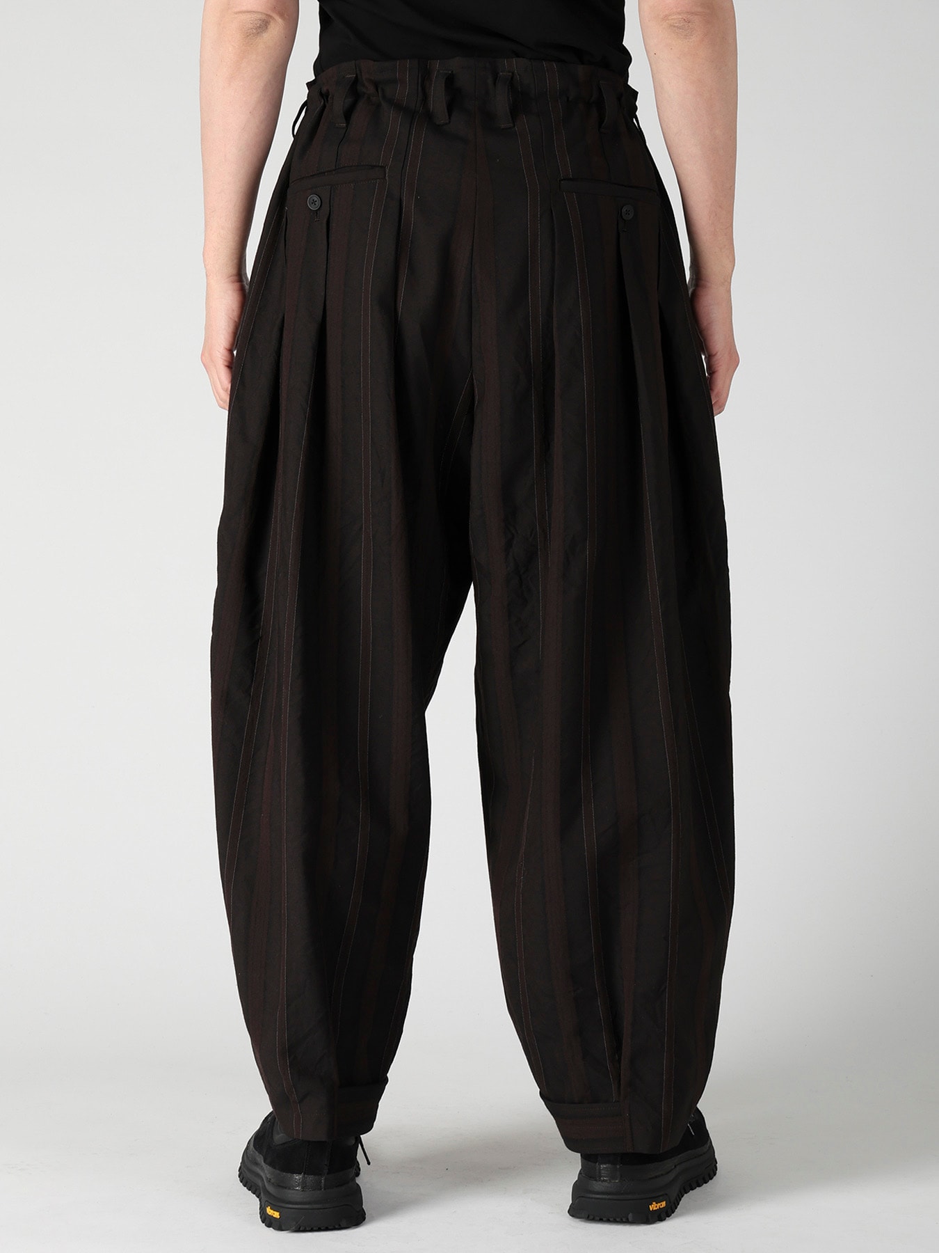 bajra 2タック イージーパンツ エクセラジップ 立体裁断 日本製 WOOL SATIN ST STRIPE WIDE TUCK PANTS(S Brown): Yohji Yamamoto POUR