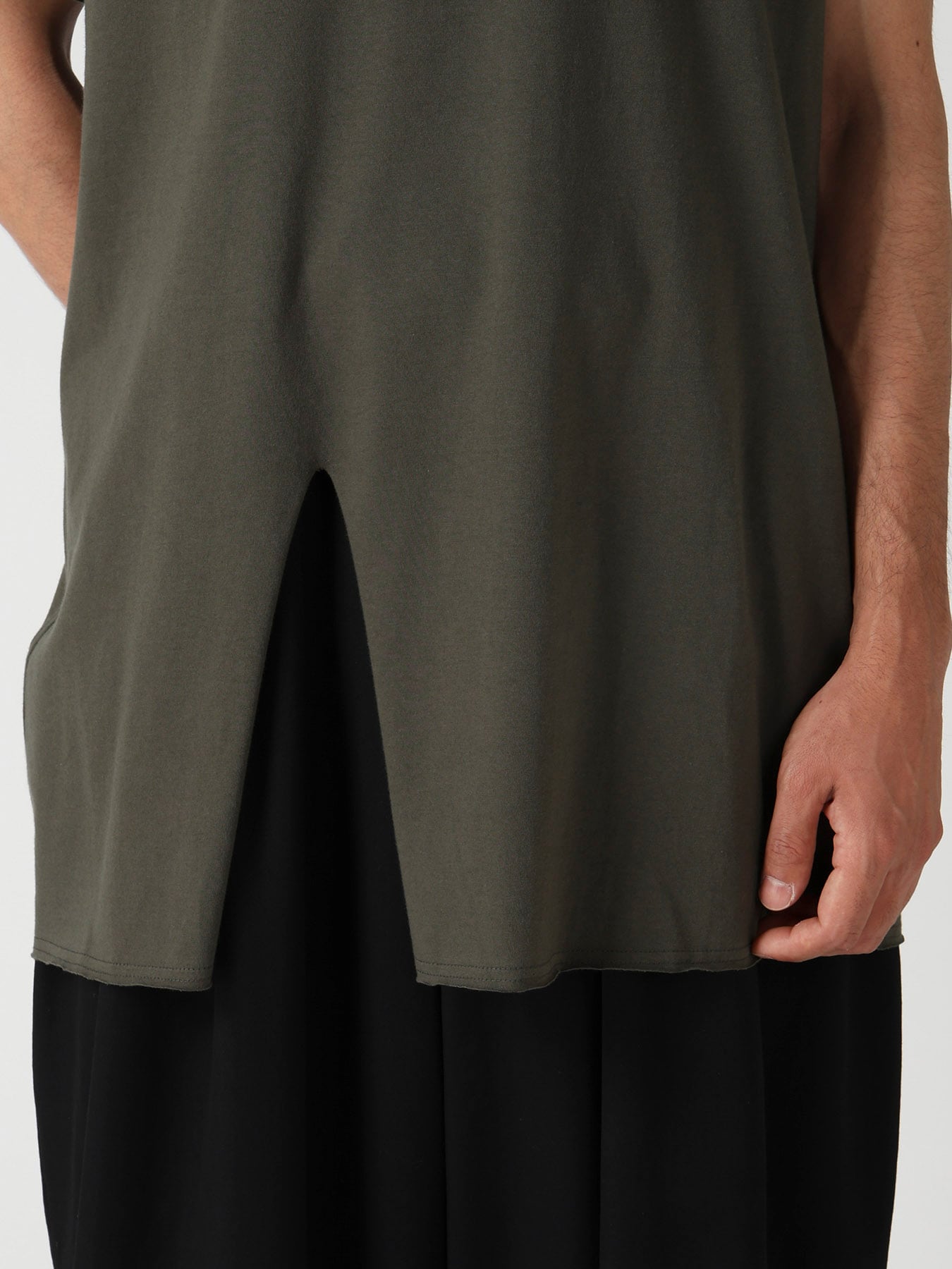 COTTON JERSEY SLIT ROUND NECK SHORT SLV TEE