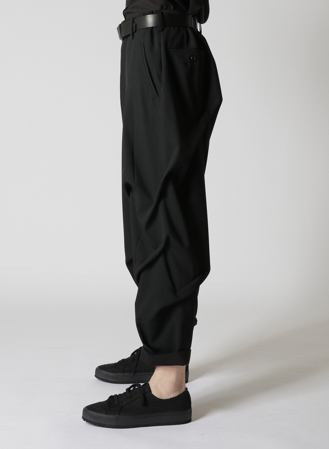 安心の定価販売 OHGA TAPERED TUCK PANTS ブラック Mサイズ - パンツ