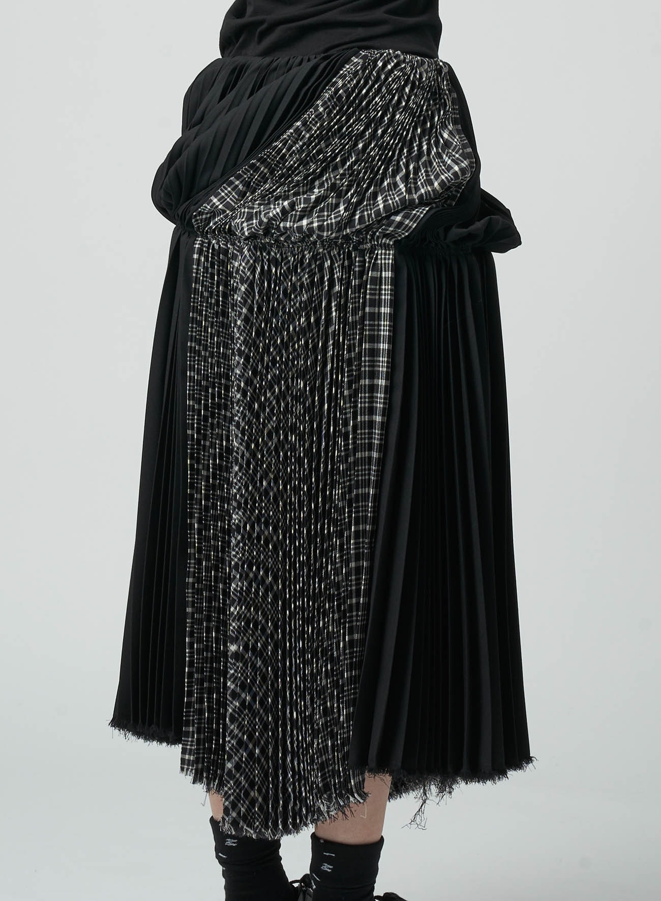 PLEATED SKIRT WITH TWISTED DESIGN(S BlackxBlack): Vintage 1.1｜THE 