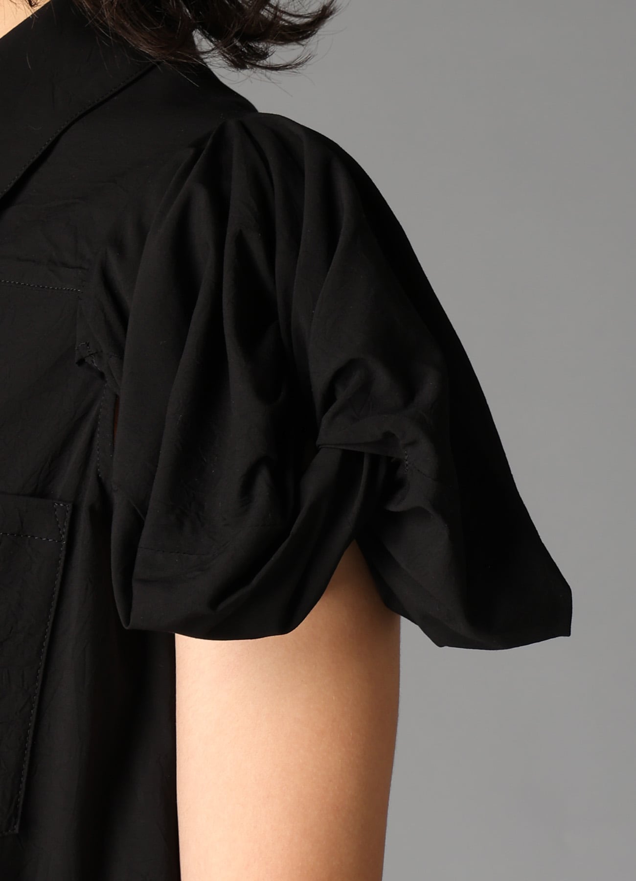 RY/ WRINKLED LAWN TWISTED SLEEVE BLOUSE