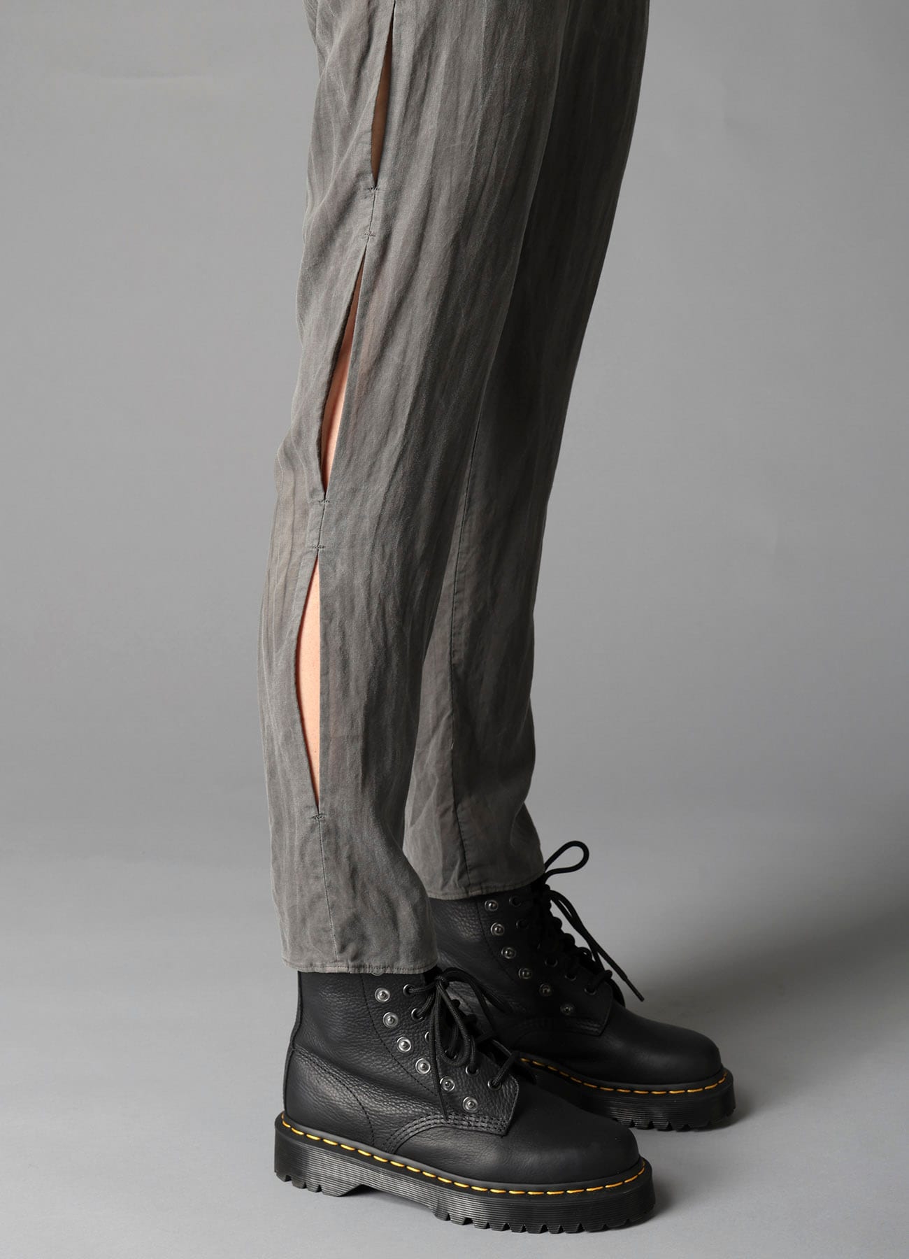 GARMENT-DYED LAWN SLIT SLIM PANTS