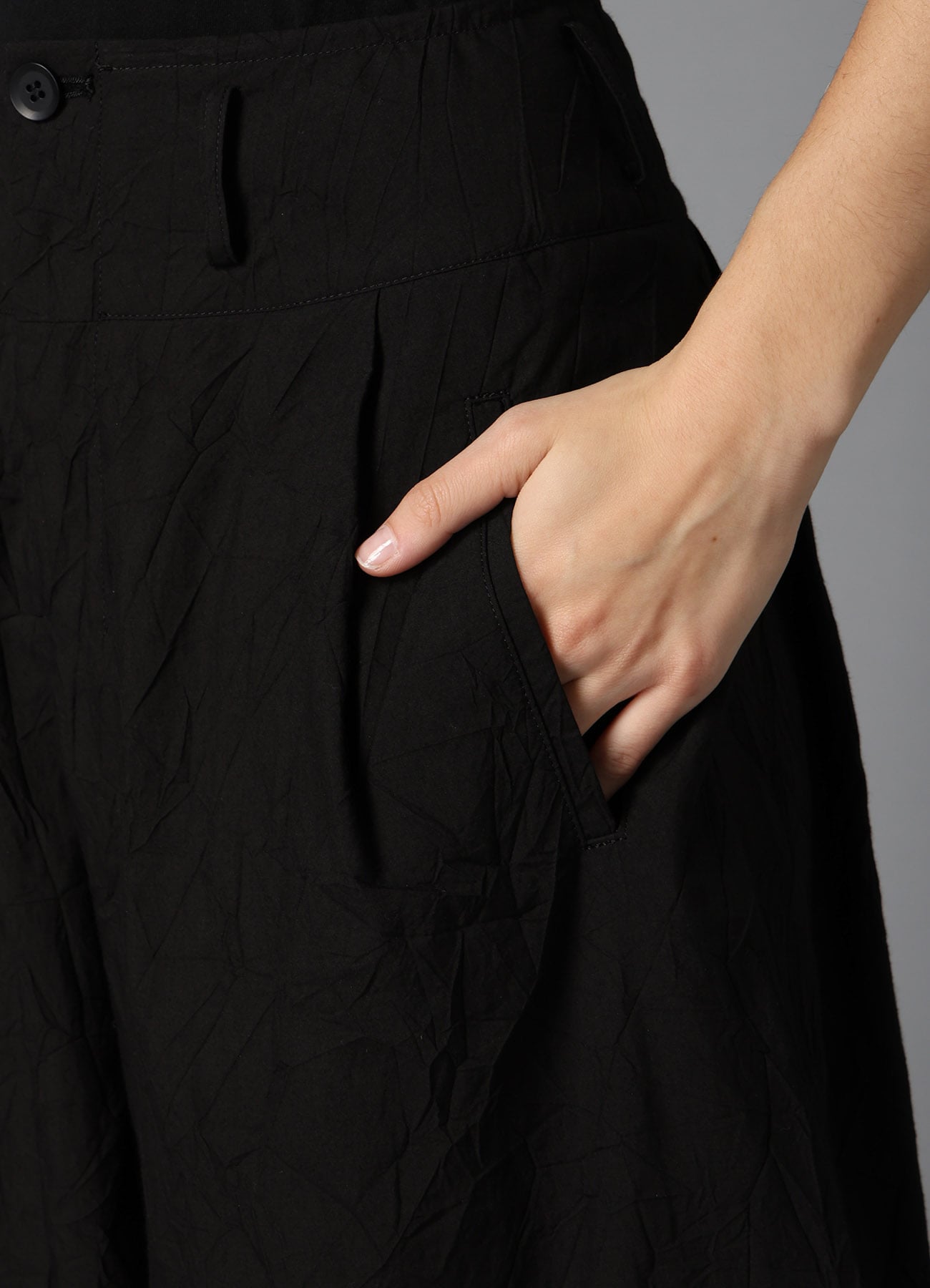 WRINKLED TYPEWRITER CROPPED MACKIN PANTS