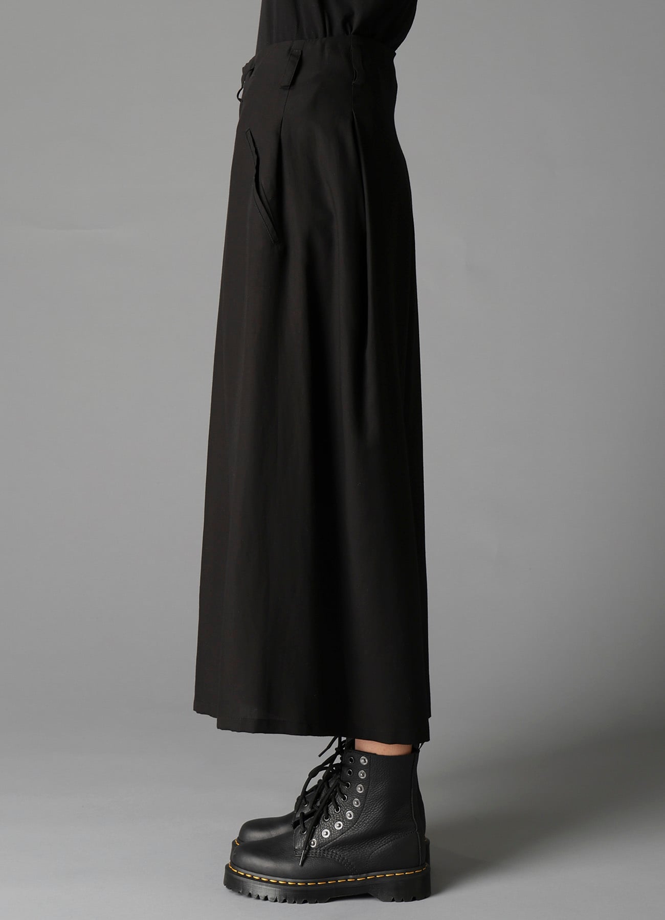 40/ TUCK WIDE PANTS