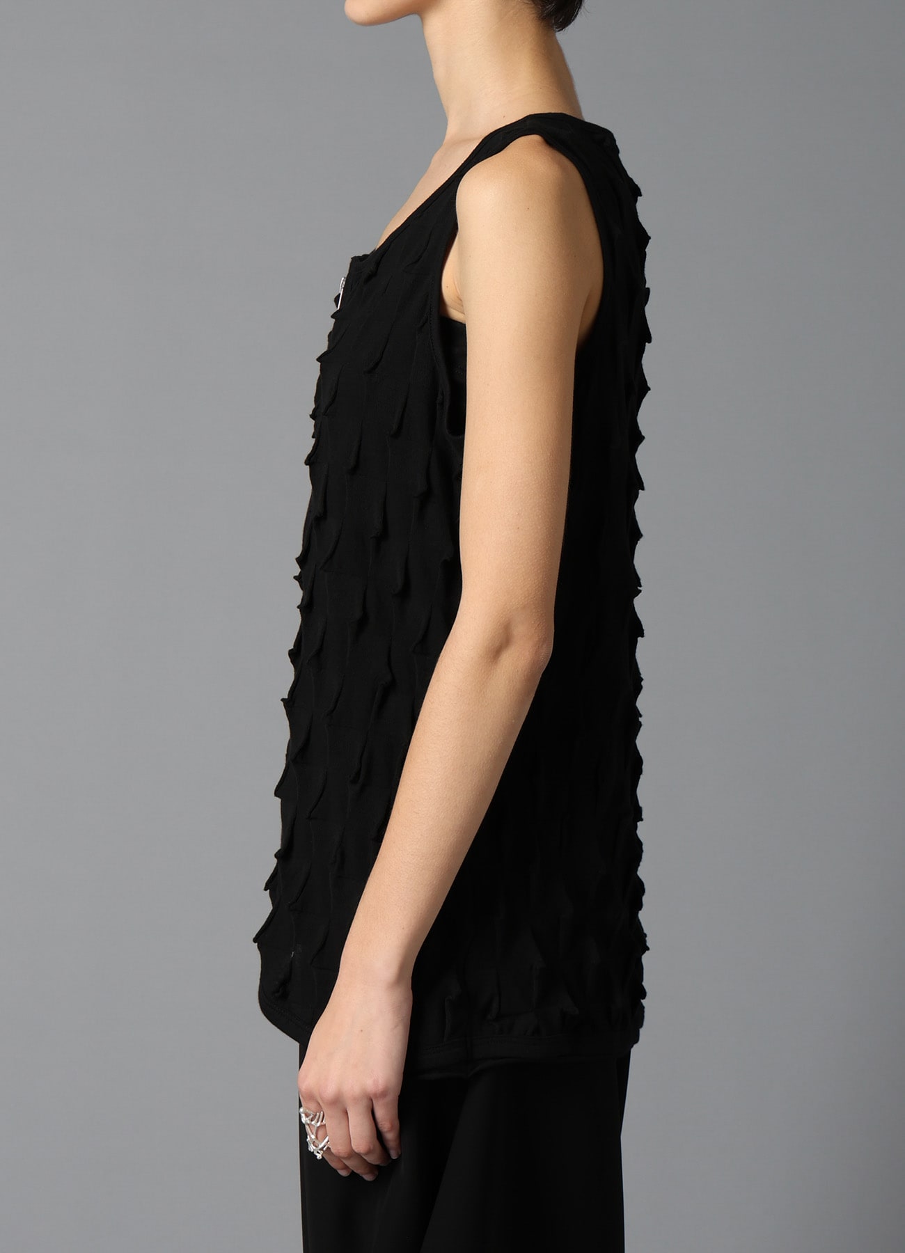 3D LINK STITCH ROUND HEM SLEEVELESS TEE