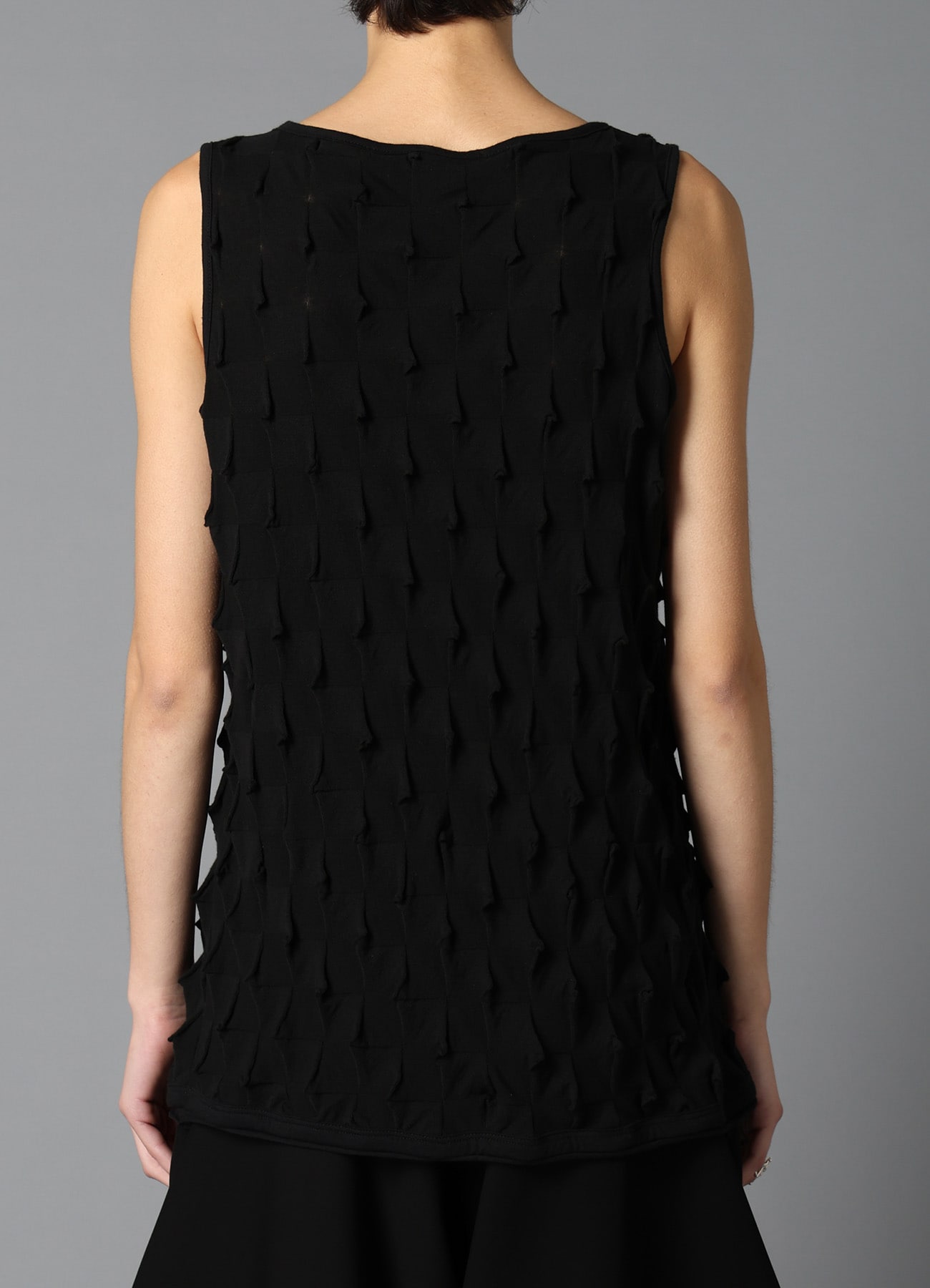 3D LINK STITCH ROUND HEM SLEEVELESS TEE