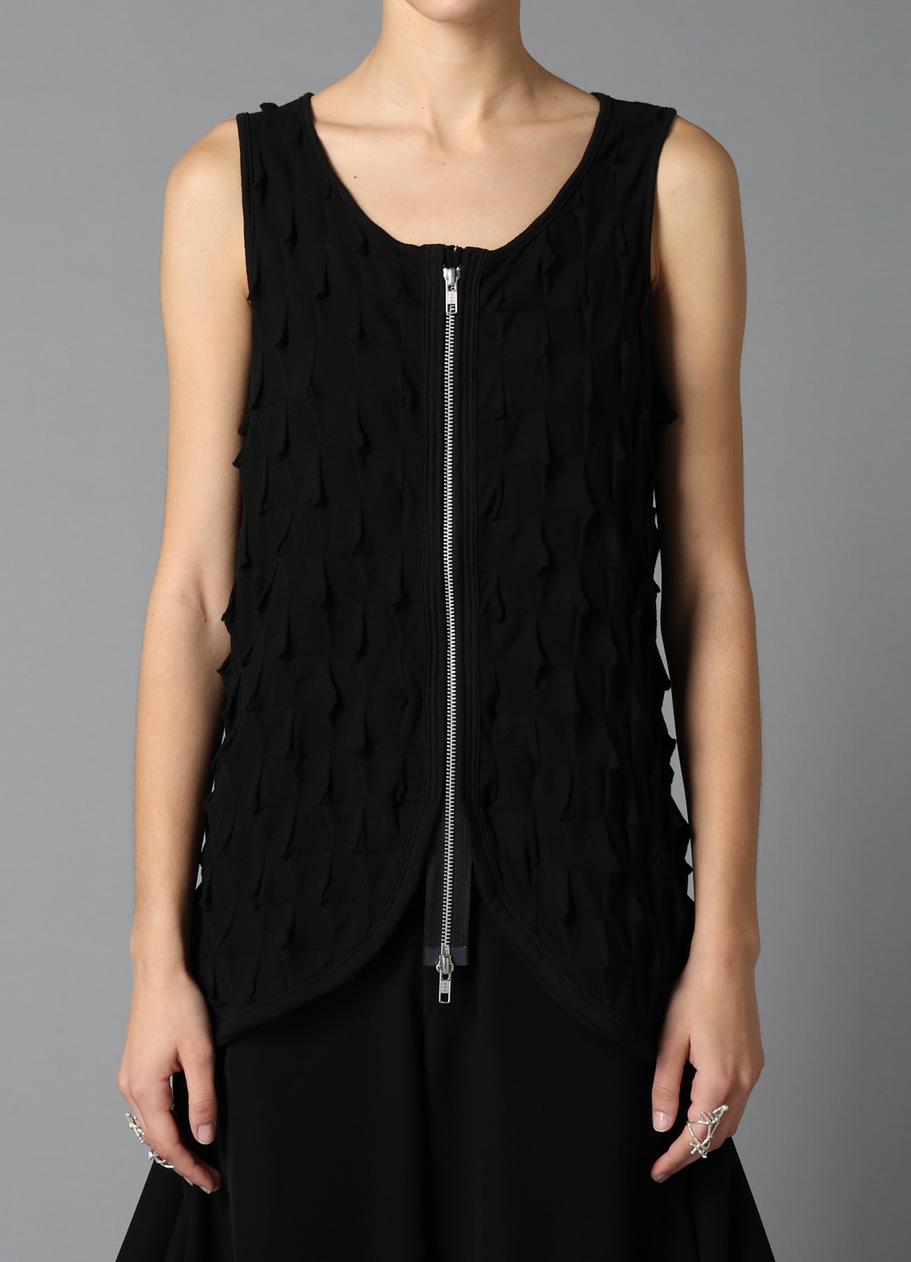 3D LINK STITCH ROUND HEM SLEEVELESS TEE