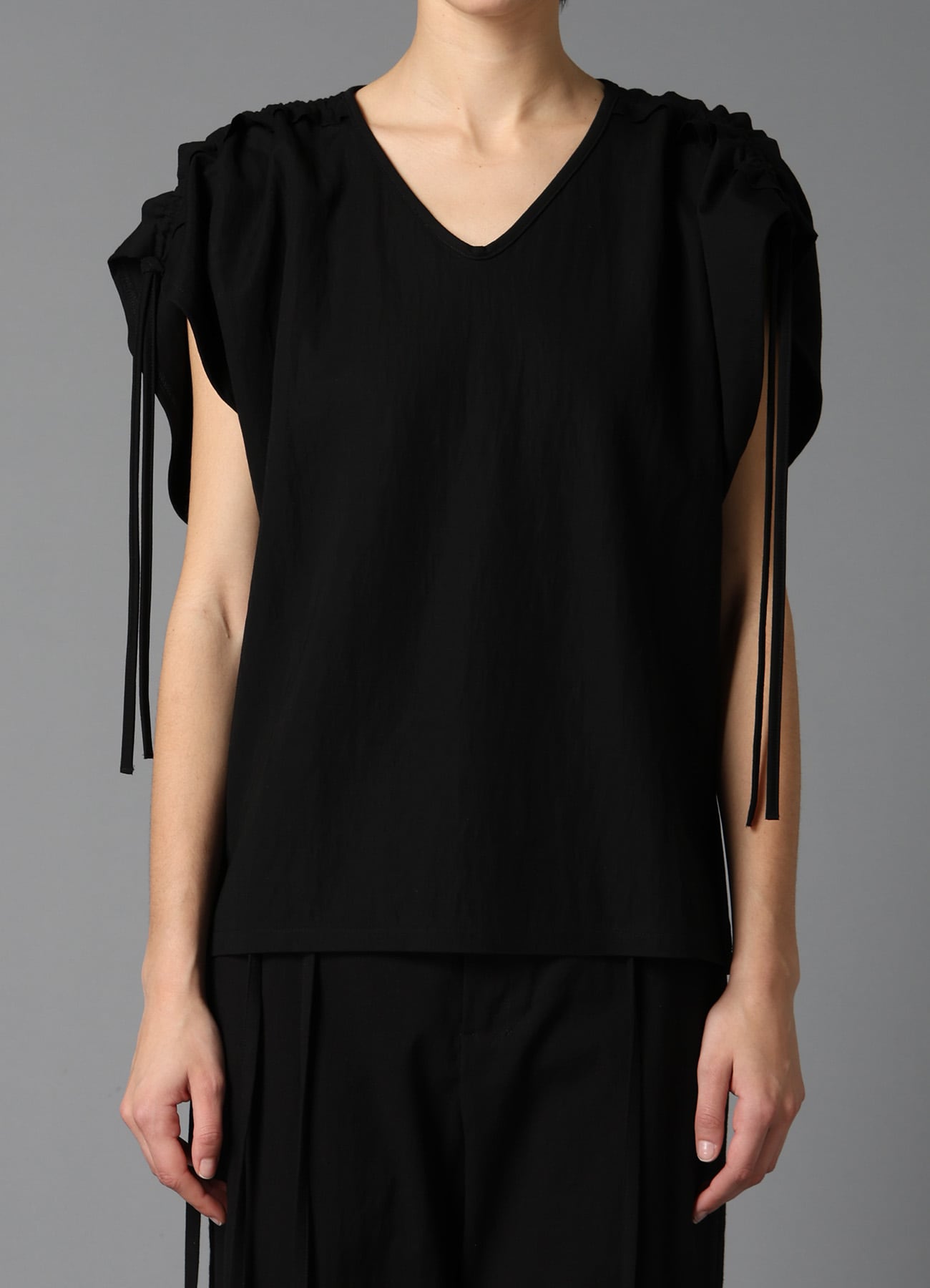 NATURAL SMOOTH SHOULDER GATHER TEE