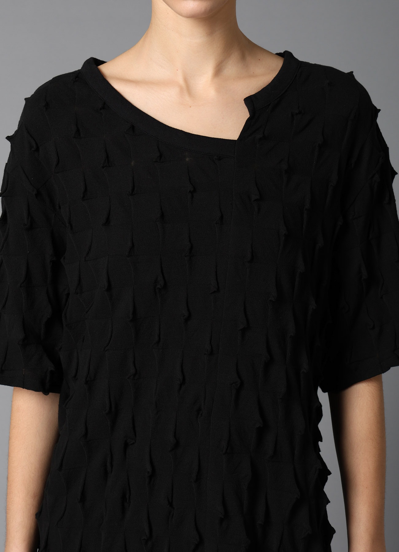 3D LINK STITCH ASYMMETRIC HALF SLEEVE TEE