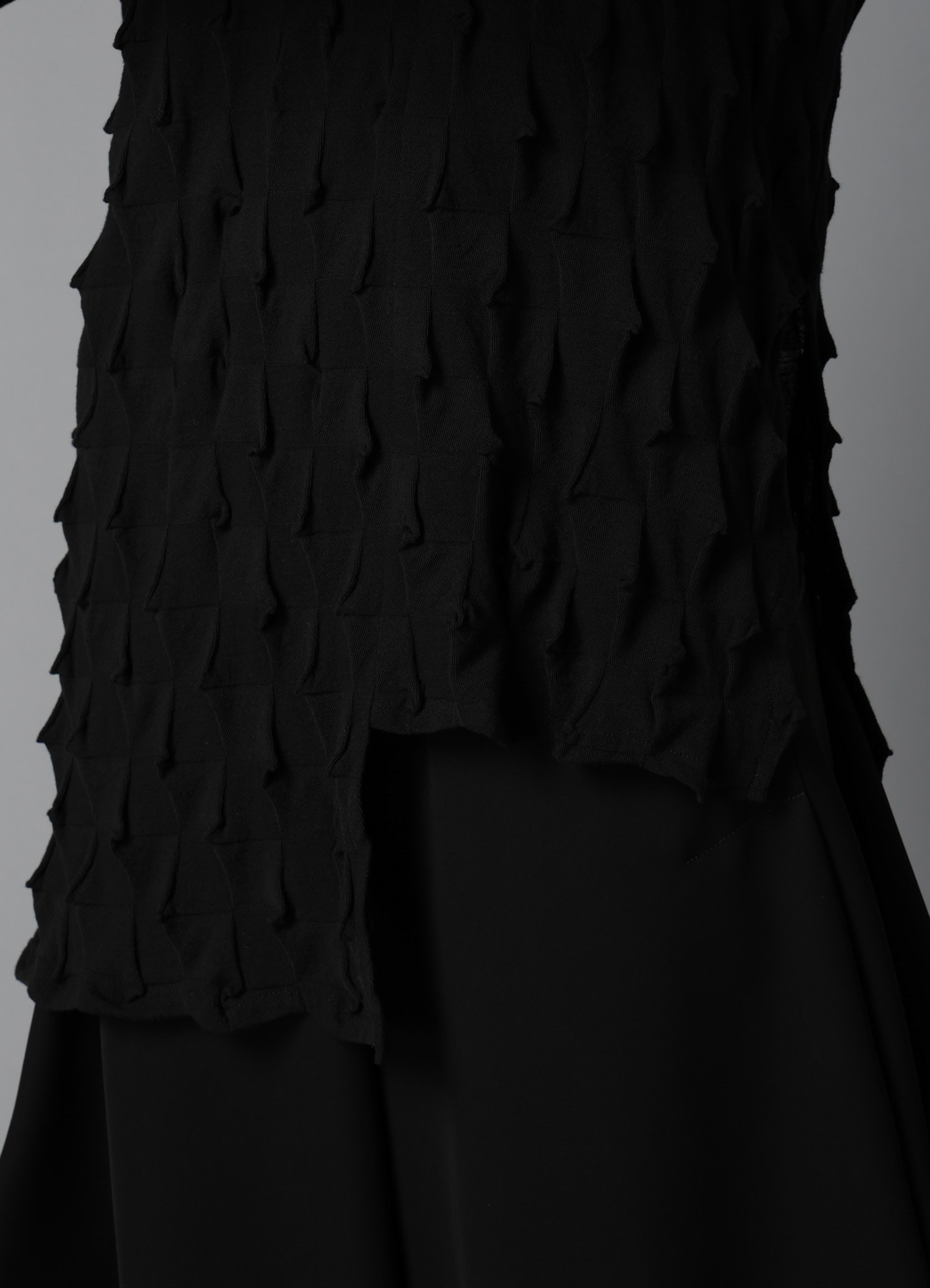 3D LINK STITCH ASYMMETRIC HALF SLEEVE TEE