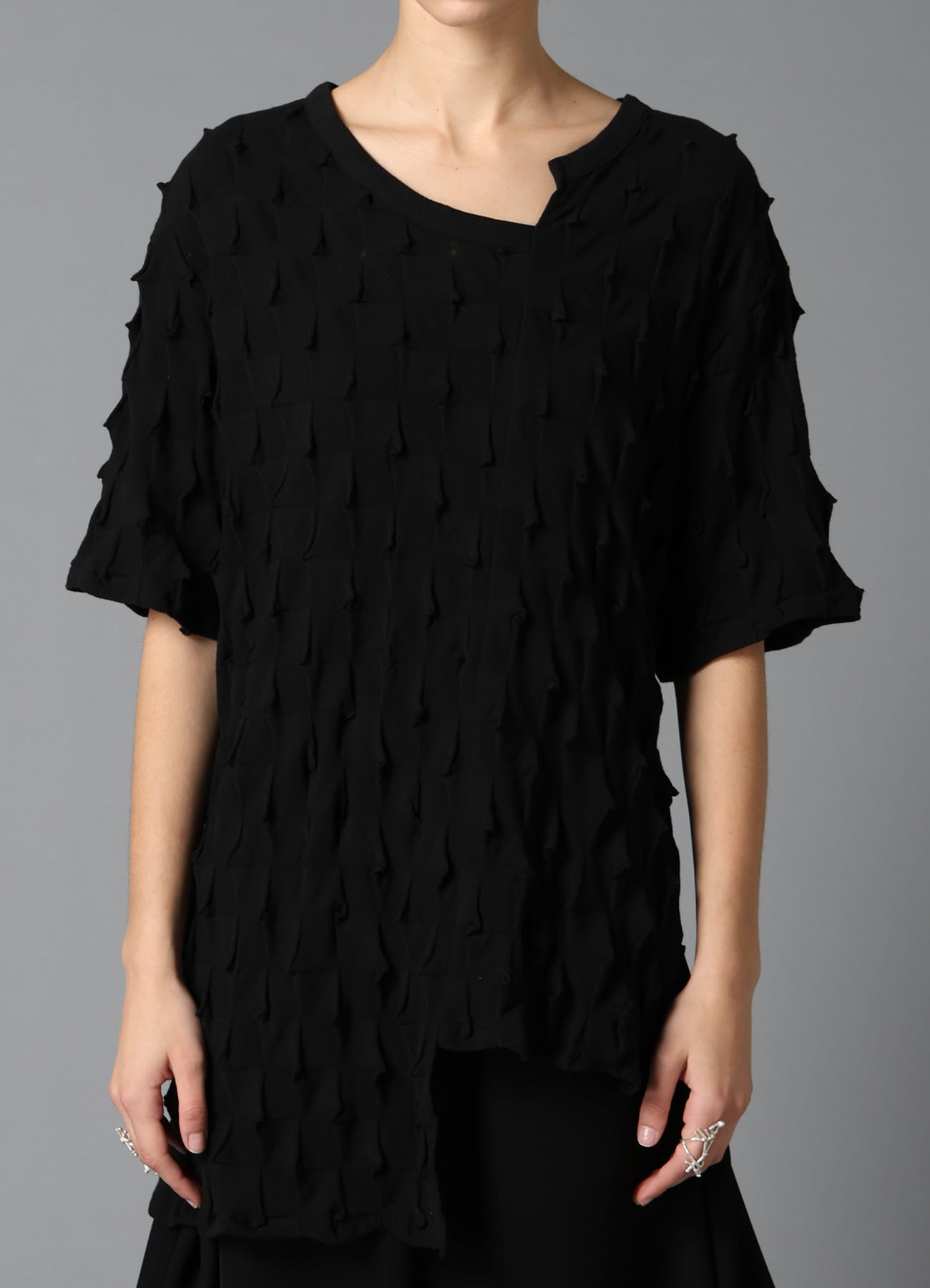 3D LINK STITCH ASYMMETRIC HALF SLEEVE TEE