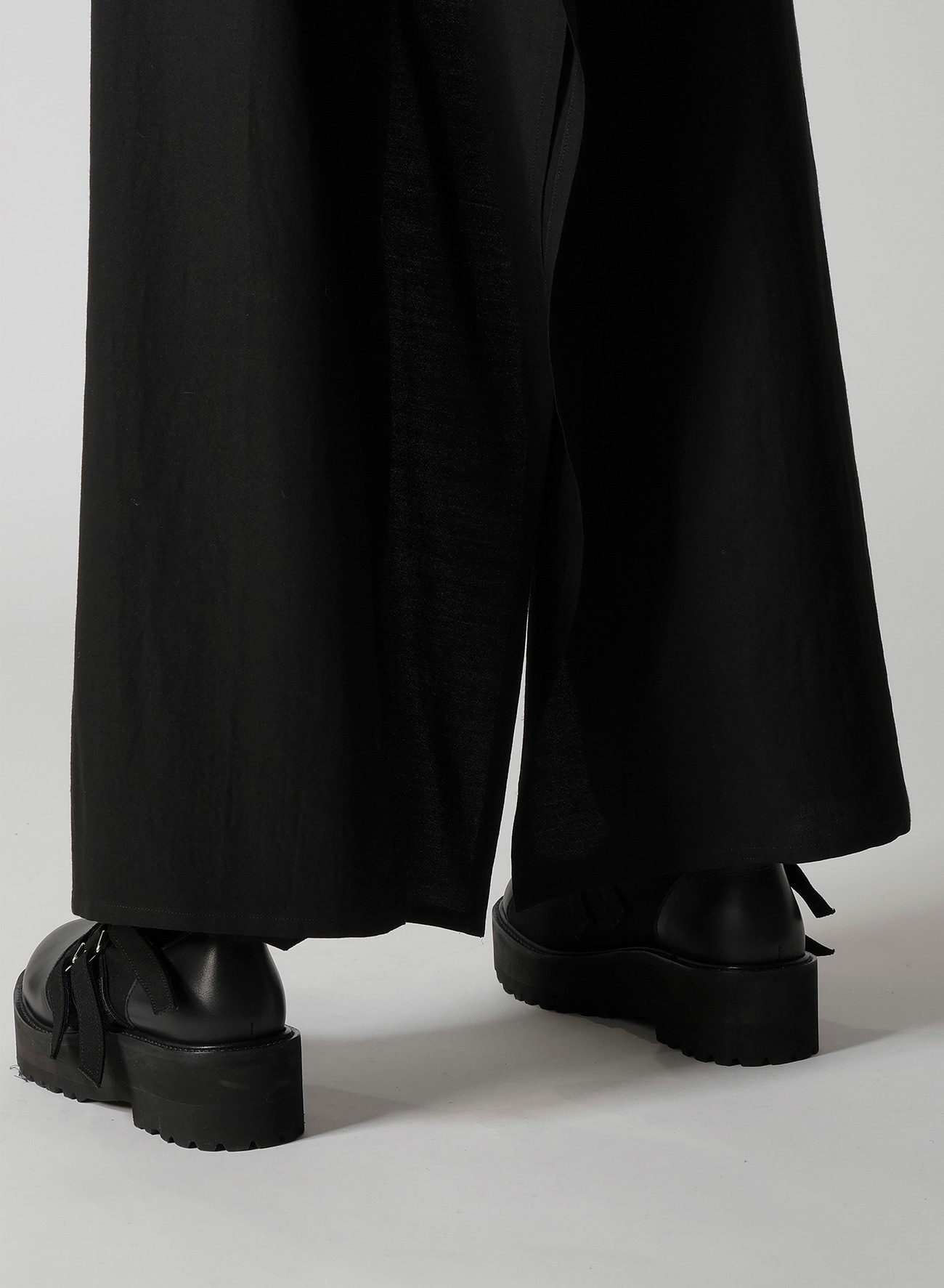 MILLED GABARDINE FRILLED PANTS