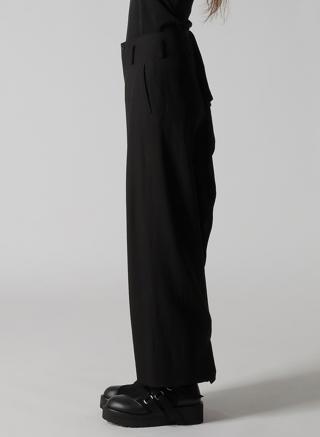 MILLED GABARDINE FRILLED PANTS