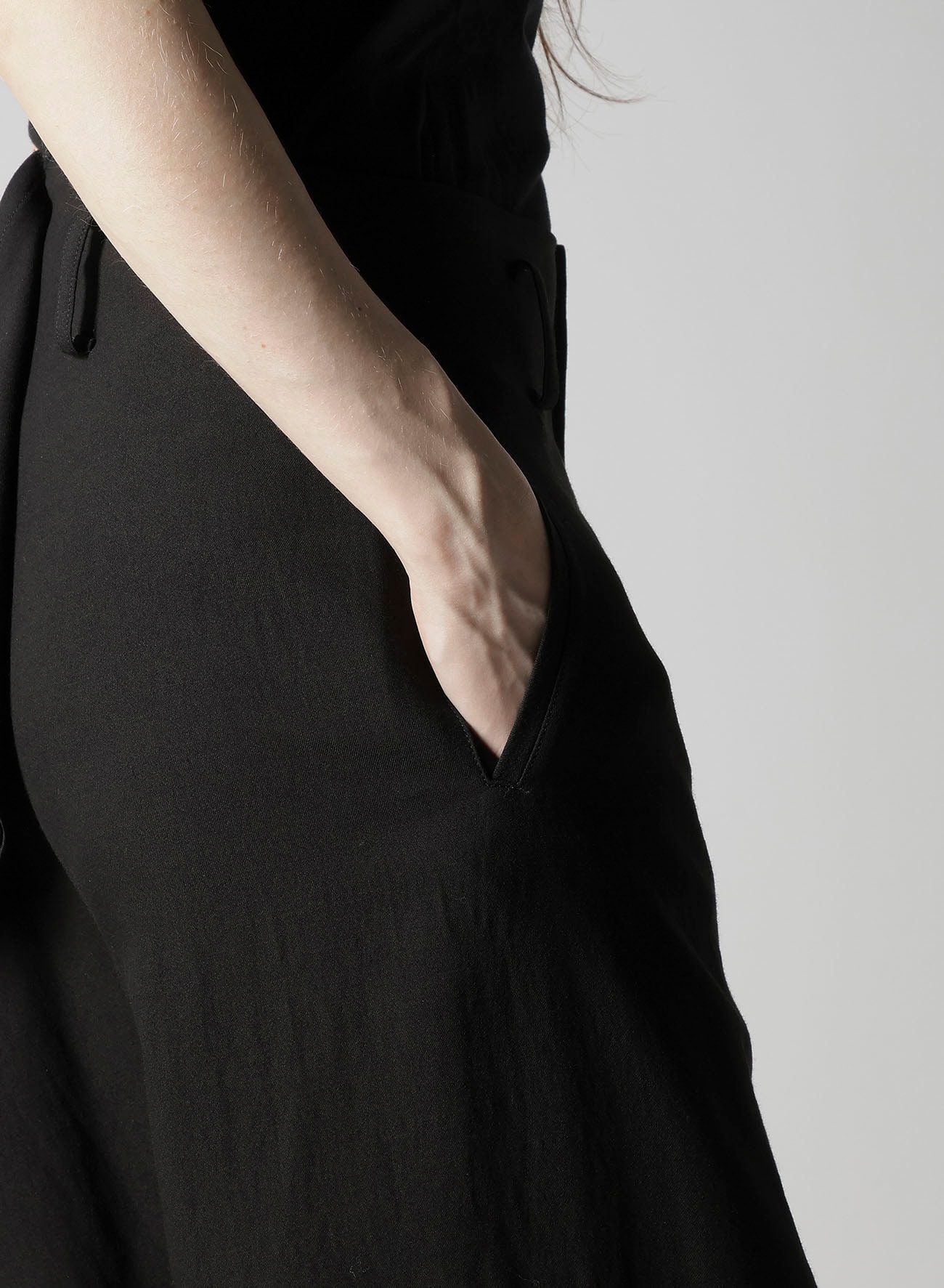 MILLED GABARDINE FRILLED PANTS