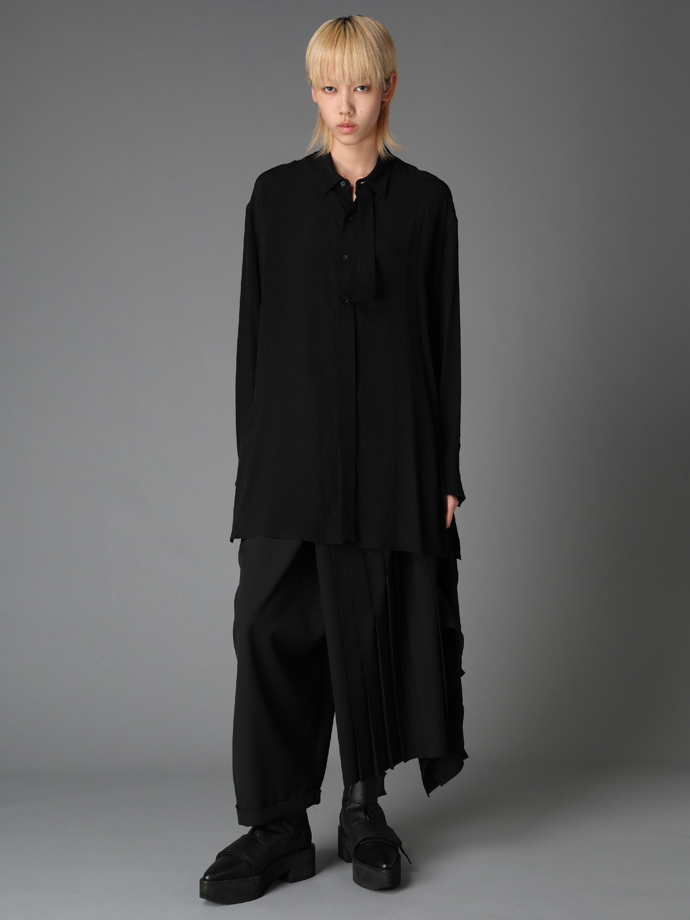 WRINKLED PLAIN WEAVE  FRONT TAPE DETAIL BLOUSE