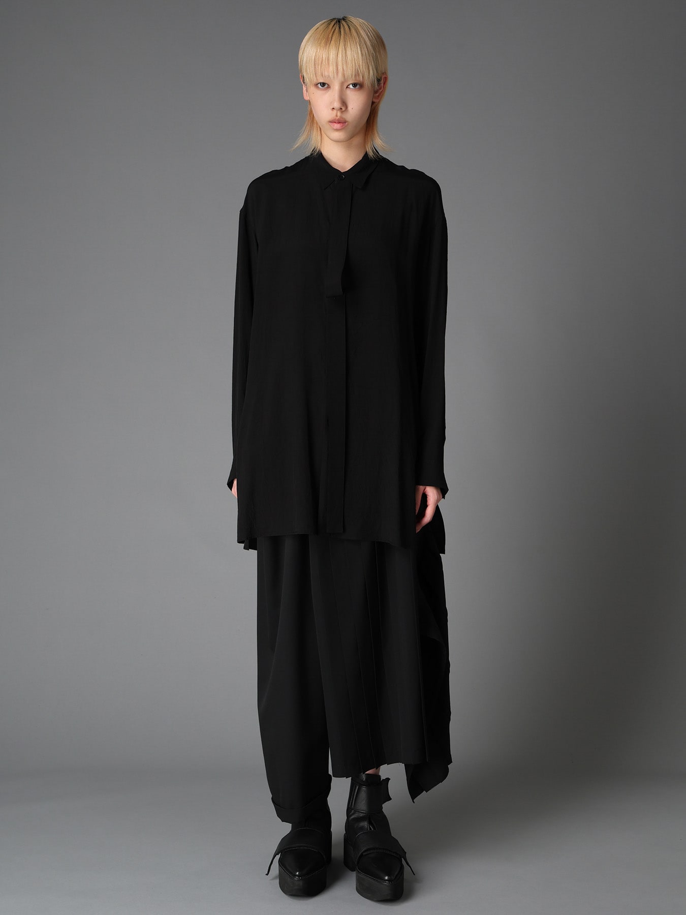 WRINKLED PLAIN WEAVE  FRONT TAPE DETAIL BLOUSE