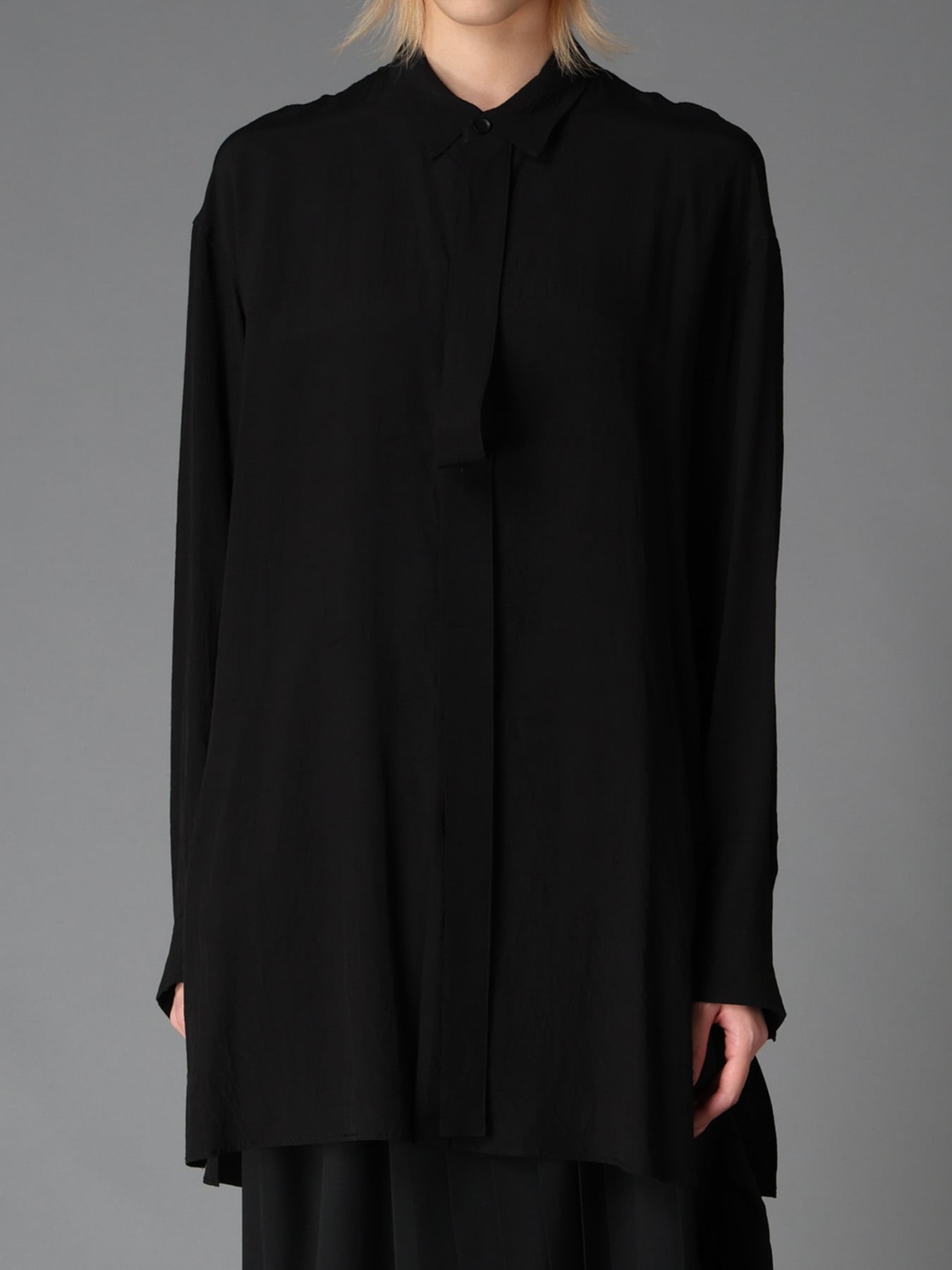 WRINKLED PLAIN WEAVE  FRONT TAPE DETAIL BLOUSE