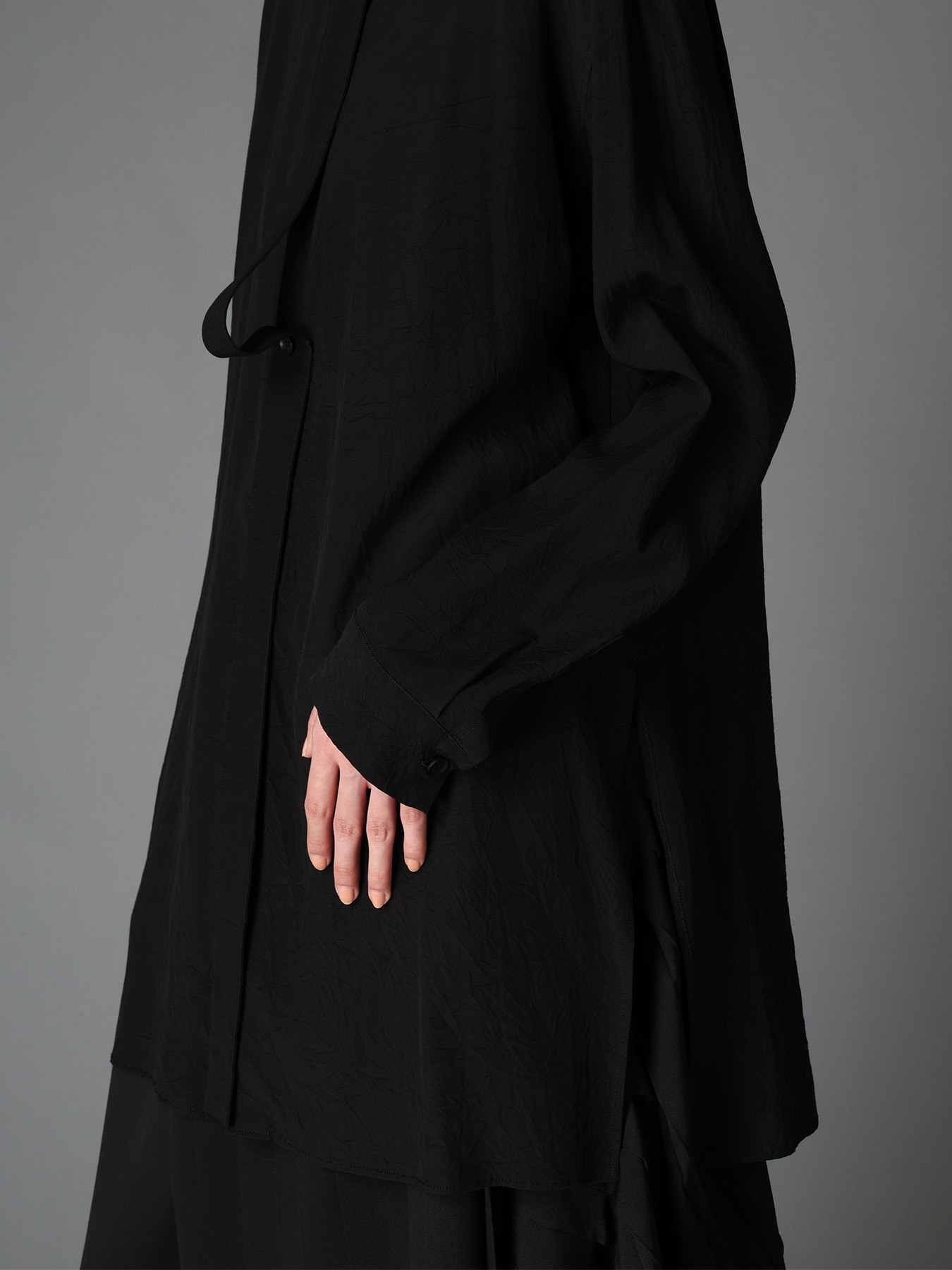 WRINKLED PLAIN WEAVE  FRONT TAPE DETAIL BLOUSE