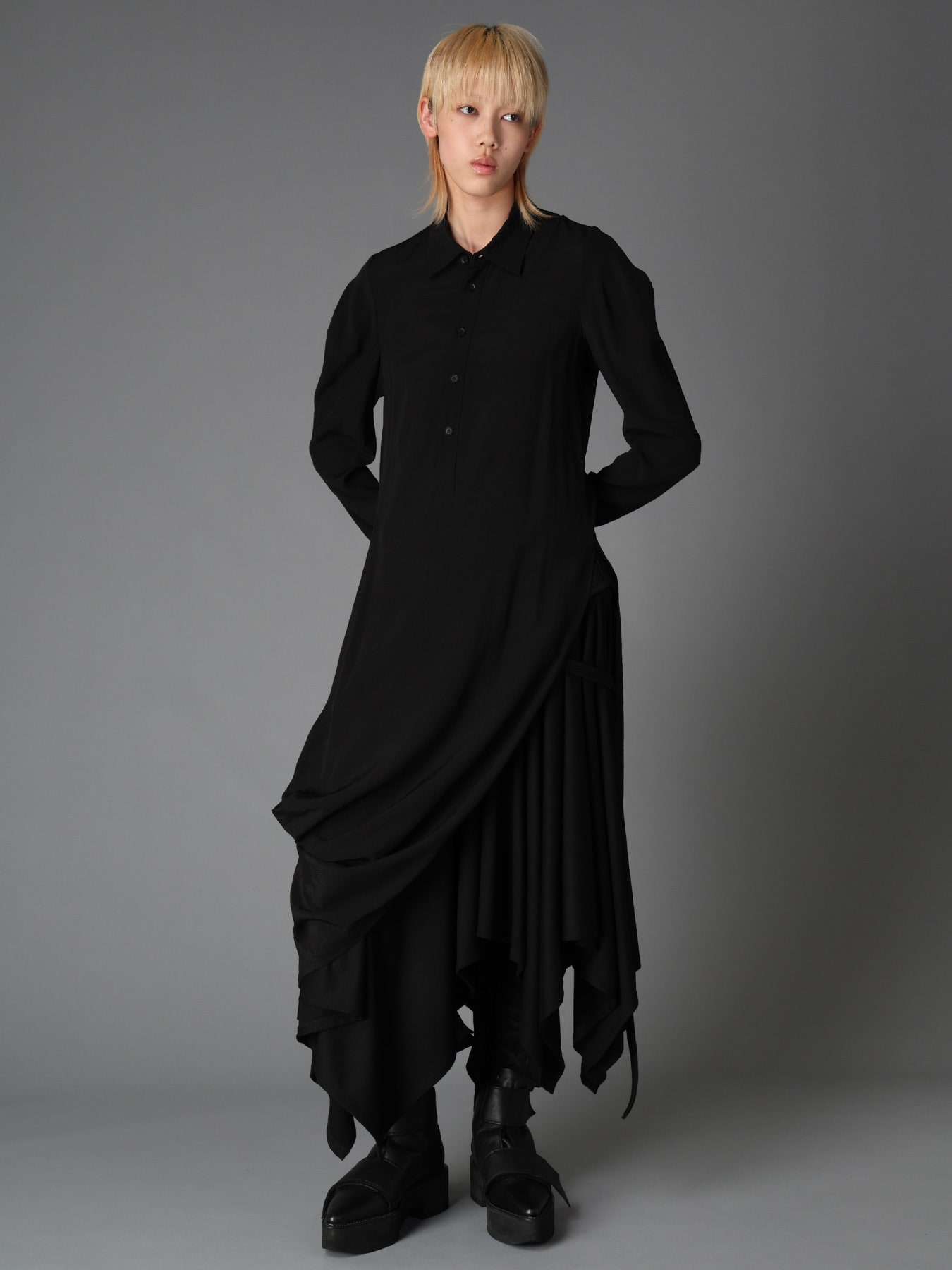 WRINKLED PLAIN WEAVE  DRAPED HEM BLOUSE