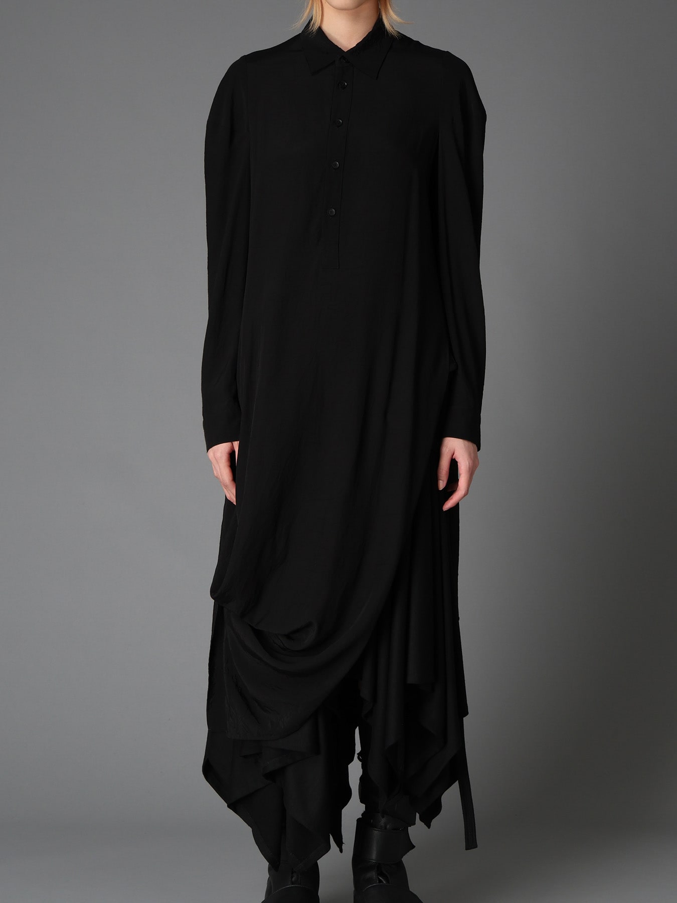 WRINKLED PLAIN WEAVE  DRAPED HEM BLOUSE